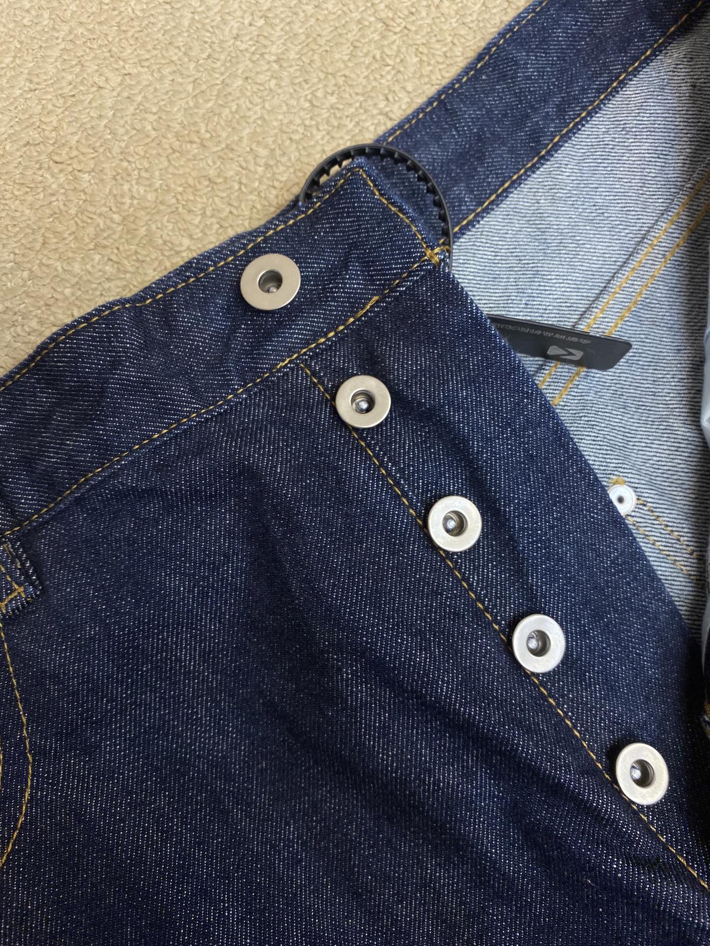 🌟🌟BV，男士休闲裤👍 最新款上身版型无敌正！
绝对可以闭眼收的一款
此款裤子非常百搭，弹力腰围,日常上