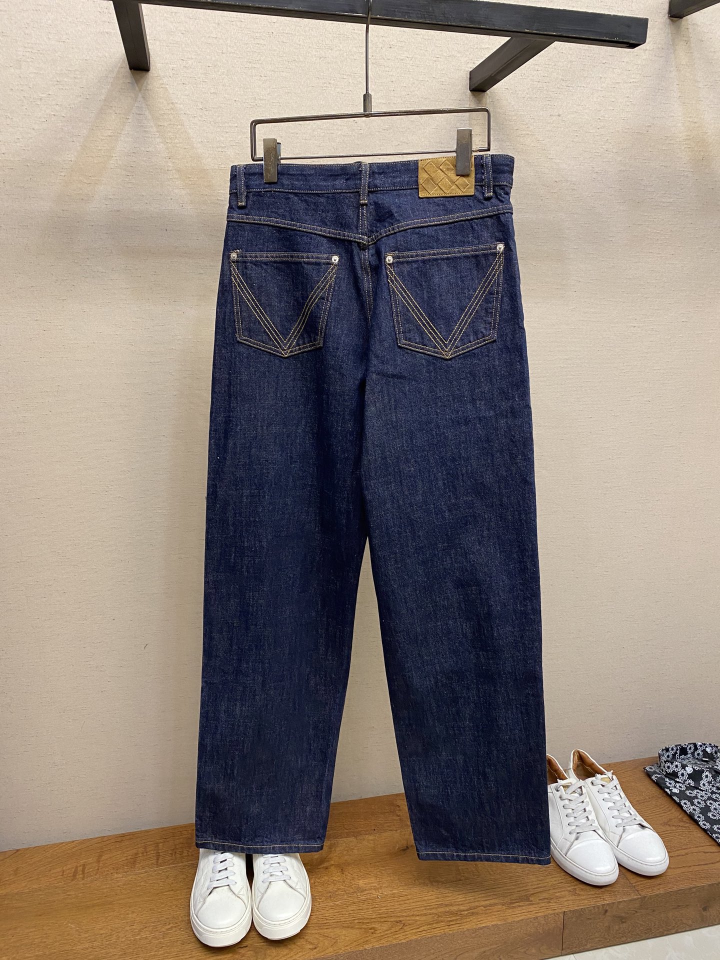 🌟🌟BV，男士休闲裤👍 最新款上身版型无敌正！
绝对可以闭眼收的一款
此款裤子非常百搭，弹力腰围,日常上