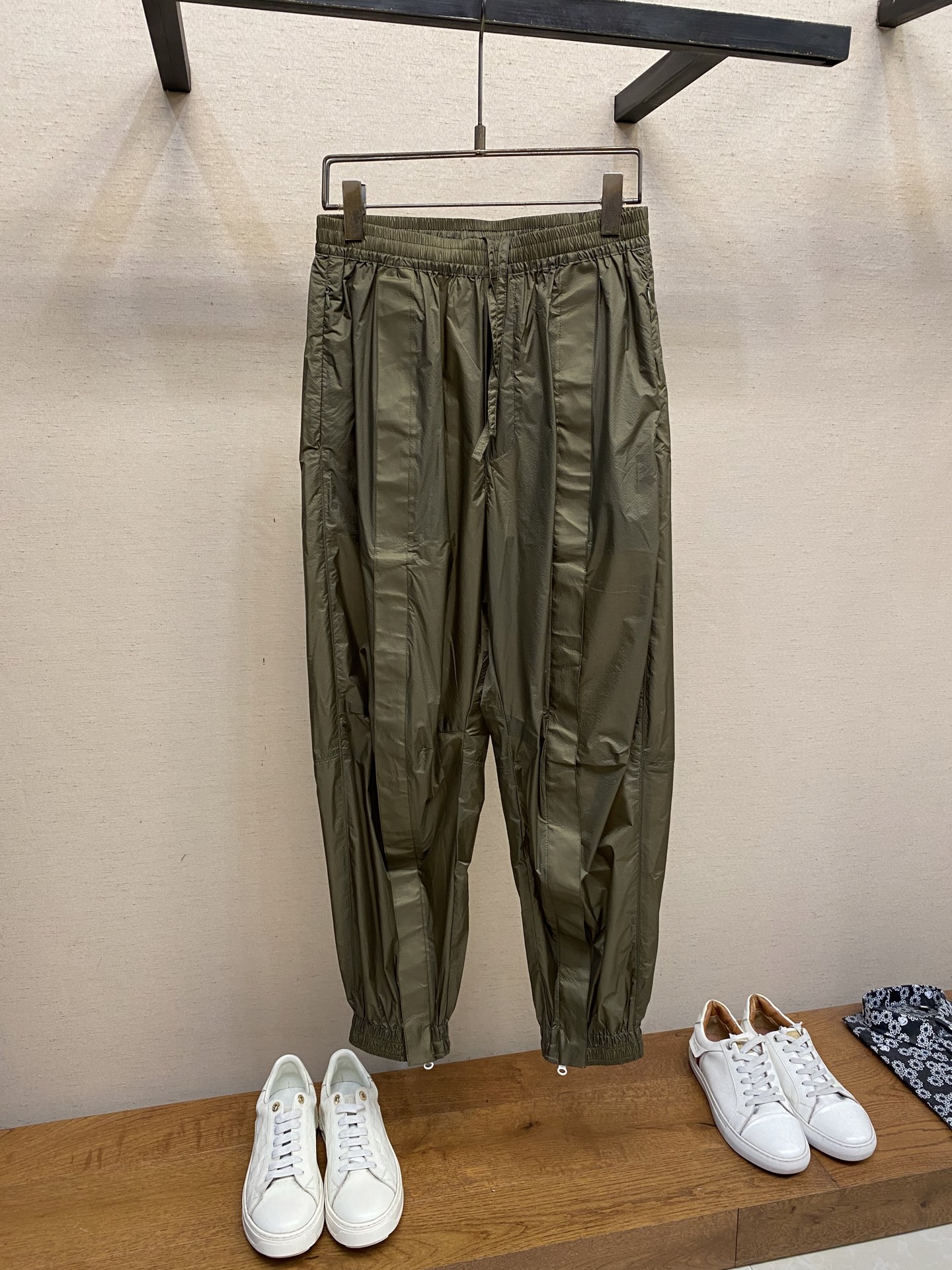 NO:509947,Y3, men's casual pants, the latest top-body style is invincible!  This pants are very versatile, elastic waist, and can be worn for daily work. They are a perfect combination of fashionable and casual and outdoor sports, so whether you wear them normally or outdoors, they are your best choice. Extreme comfort and quick sweating are the most popular key points, improving the comfort of wearing and suitable for aerobics and trail running conditions. This style is a running casual pants with an extremely wide range of applications, allowing you to naturally maintain a love for sports in summer, or you can wear them in casual life. Size S-XL, alexander wang19860909Y3,男士休闲裤 最新款上身版型无敌正！ 绝对可以闭眼收的一款 此款裤子非常百搭,弹力腰围,日常上班 户外运动都可以穿着,是时尚休闲与户外运动的完美结合,所以无论您平时穿或者户外穿都是您的最佳选择. 极致舒适和快速排汗是备受青睐的重点,提升穿着舒适度,适合有氧运动和越野跑条件下穿着,此款是一件适用范围极其广泛的跑步休闲裤,让你在夏天自然可以保持对运动热爱,也可以在休闲生活中穿着 尺码S-XL,,alexander wang,Men's clothing