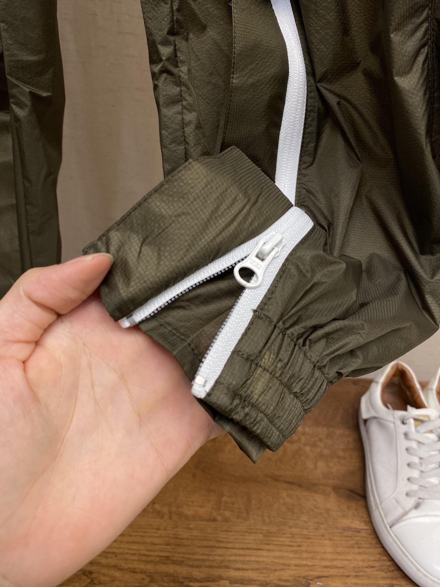 🌟🌟Y3，男士休闲裤👍 最新款上身版型无敌正！
绝对可以闭眼收的一款
此款裤子非常百搭，弹力腰围,日常上