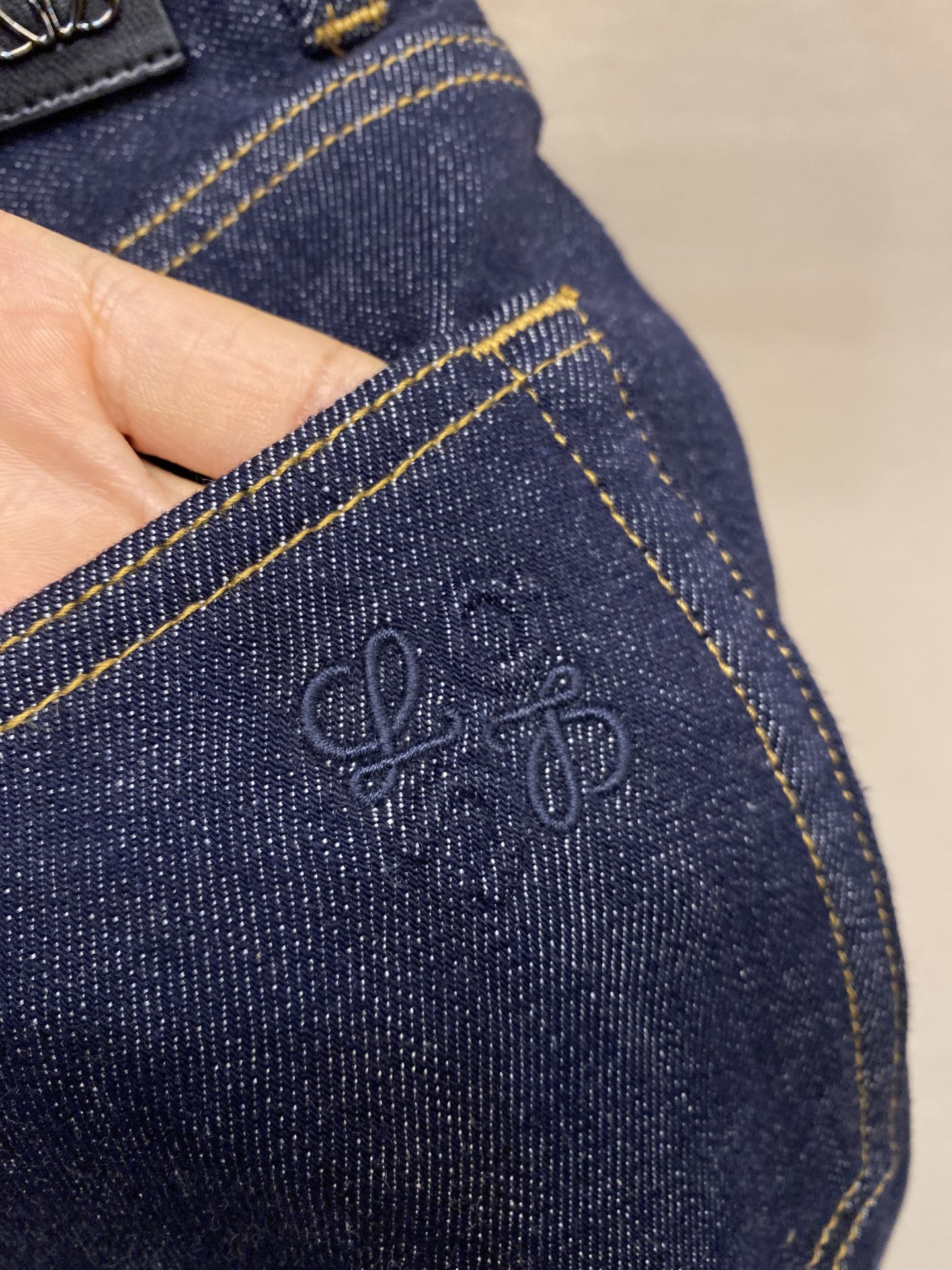 🌟🌟Loewe，2025ss好穿不挑身材在搭配上没有太多的限制 随意简洁的衬托其他单品，来展现自己的风格