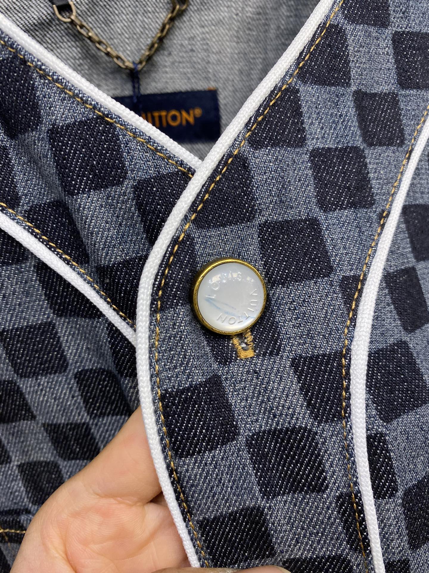 🌟🌟1V，路易 x Nigo 联名款 FW25 迷你激光牛仔短袖衬衫 男款



本款短袖牛仔棒球衬衫以