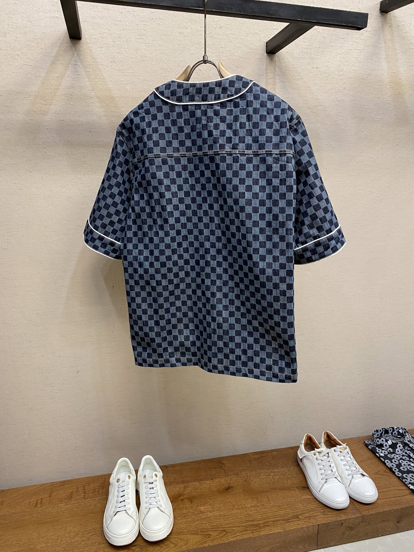 🌟🌟1V，路易 x Nigo 联名款 FW25 迷你激光牛仔短袖衬衫 男款



本款短袖牛仔棒球衬衫以