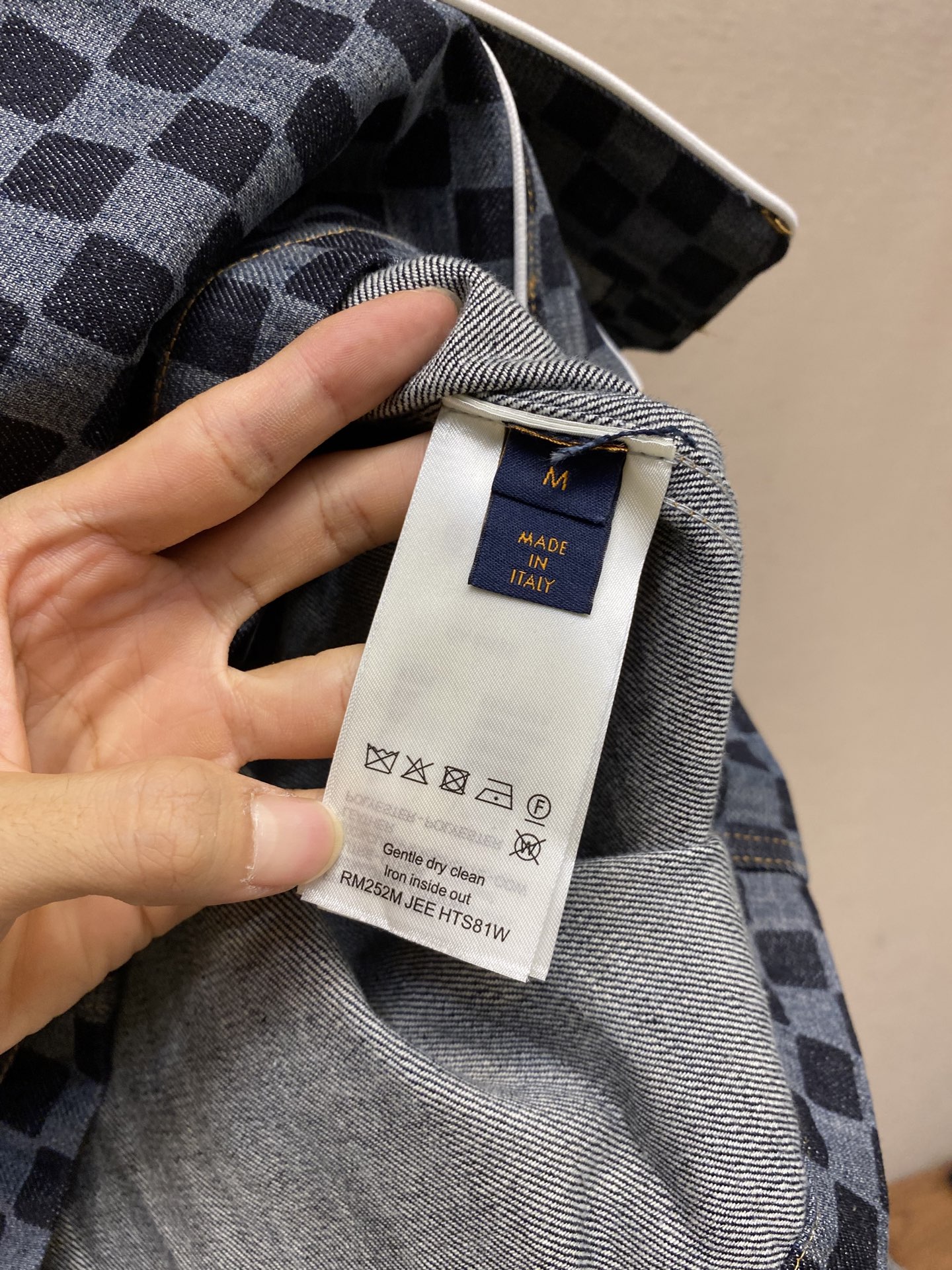 🌟🌟1V，路易 x Nigo 联名款 FW25 迷你激光牛仔短袖衬衫 男款



本款短袖牛仔棒球衬衫以