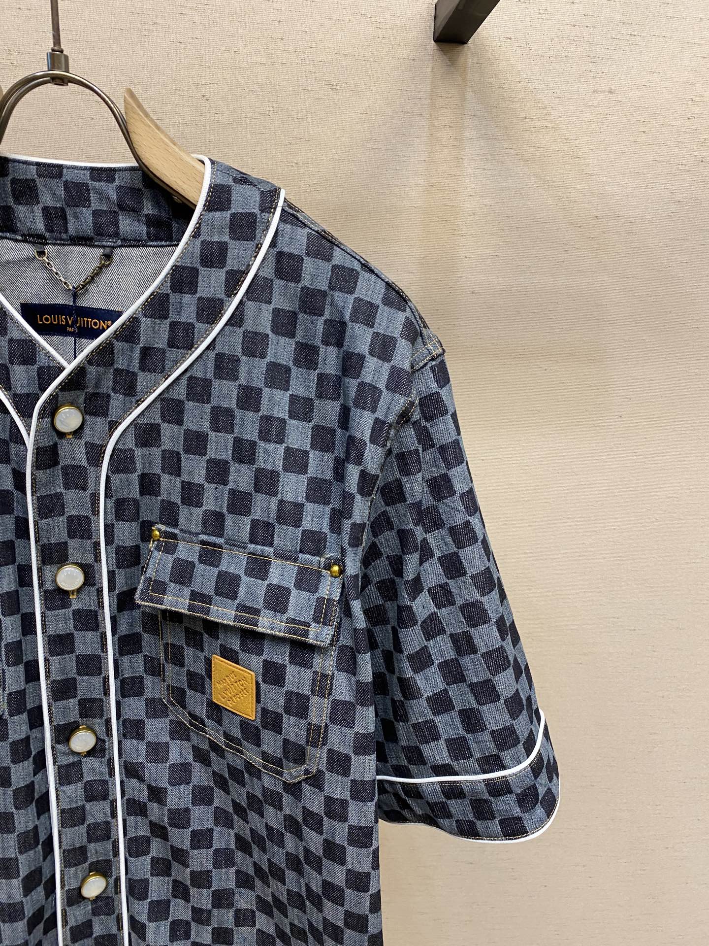 🌟🌟1V，路易 x Nigo 联名款 FW25 迷你激光牛仔短袖衬衫 男款



本款短袖牛仔棒球衬衫以