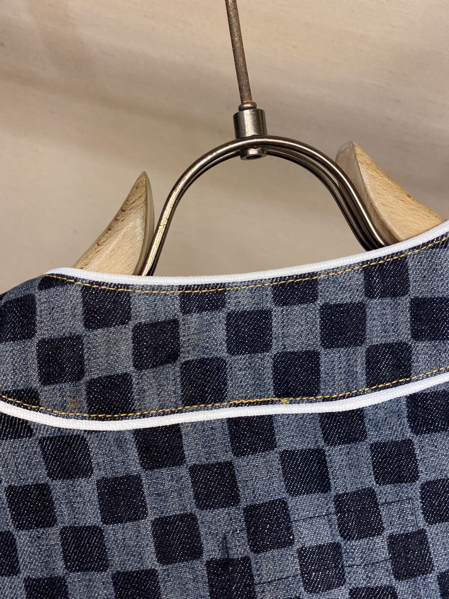 🌟🌟1V，路易 x Nigo 联名款 FW25 迷你激光牛仔短袖衬衫 男款



本款短袖牛仔棒球衬衫以