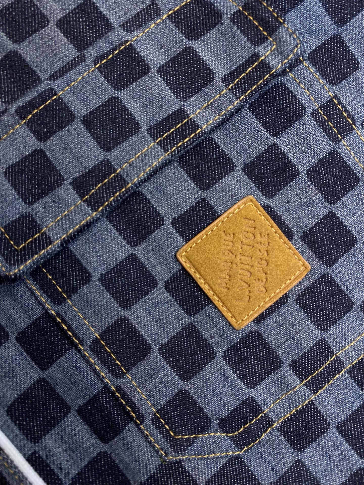 🌟🌟1V，路易 x Nigo 联名款 FW25 迷你激光牛仔短袖衬衫 男款



本款短袖牛仔棒球衬衫以