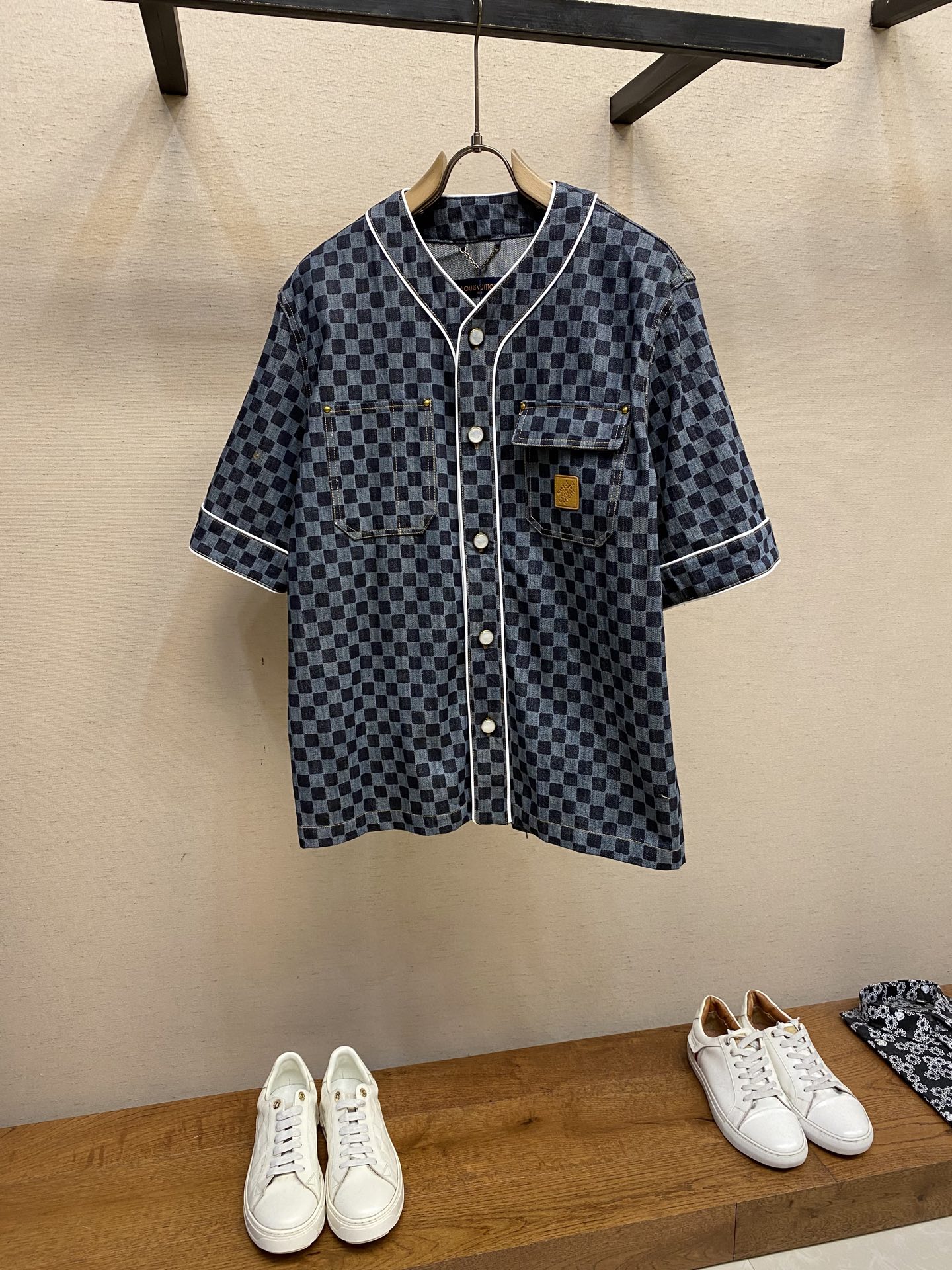 🌟🌟1V，路易 x Nigo 联名款 FW25 迷你激光牛仔短袖衬衫 男款



本款短袖牛仔棒球衬衫以