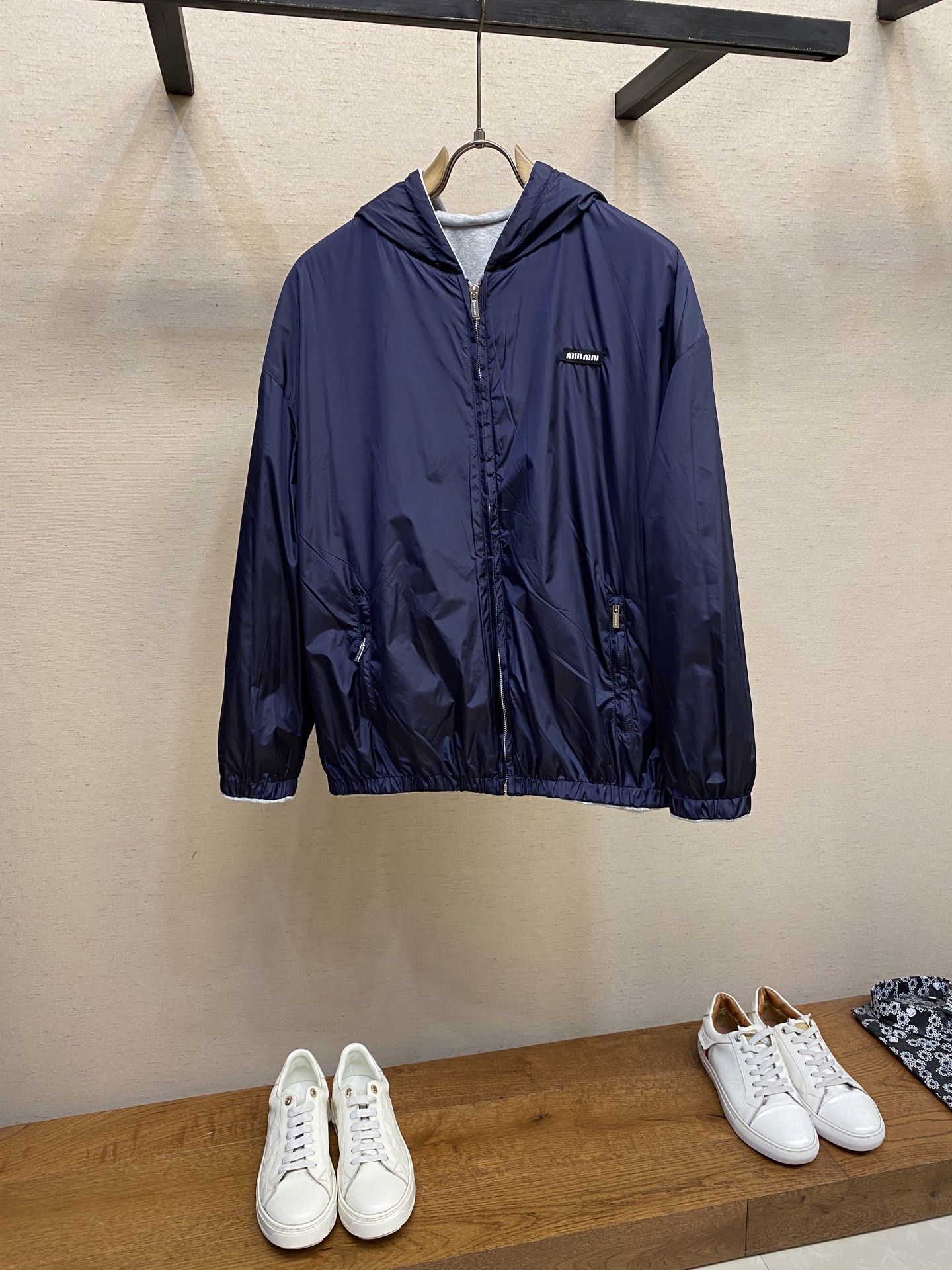 🌟🌟Miu Miu  25FW 双面穿连帽卫衣



针织面采用400g/m²高克重双纱毛圈布，采用双纱