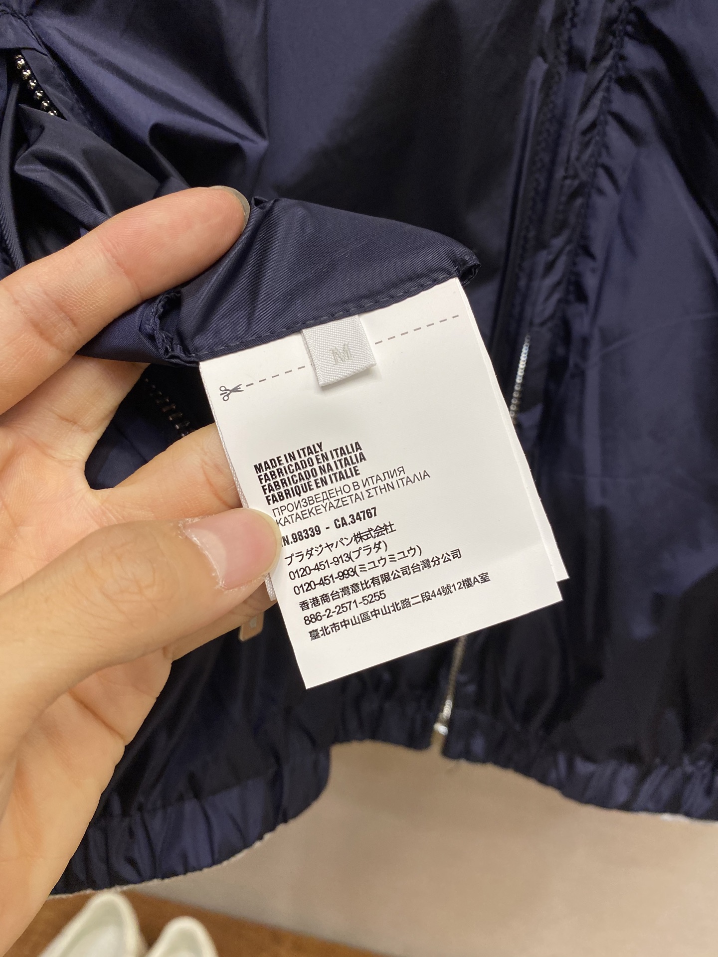 🌟🌟Miu Miu  25FW 双面穿连帽卫衣



针织面采用400g/m²高克重双纱毛圈布，采用双纱