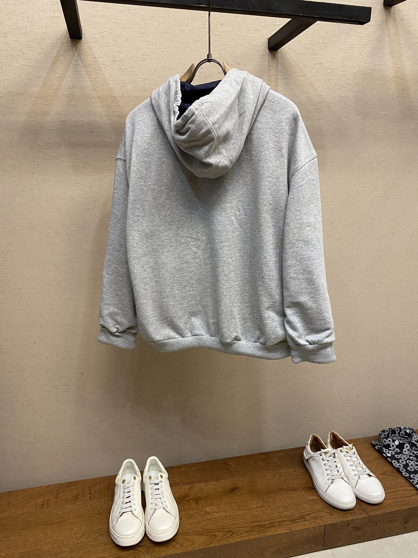 🌟🌟Miu Miu  25FW 双面穿连帽卫衣



针织面采用400g/m²高克重双纱毛圈布，采用双纱