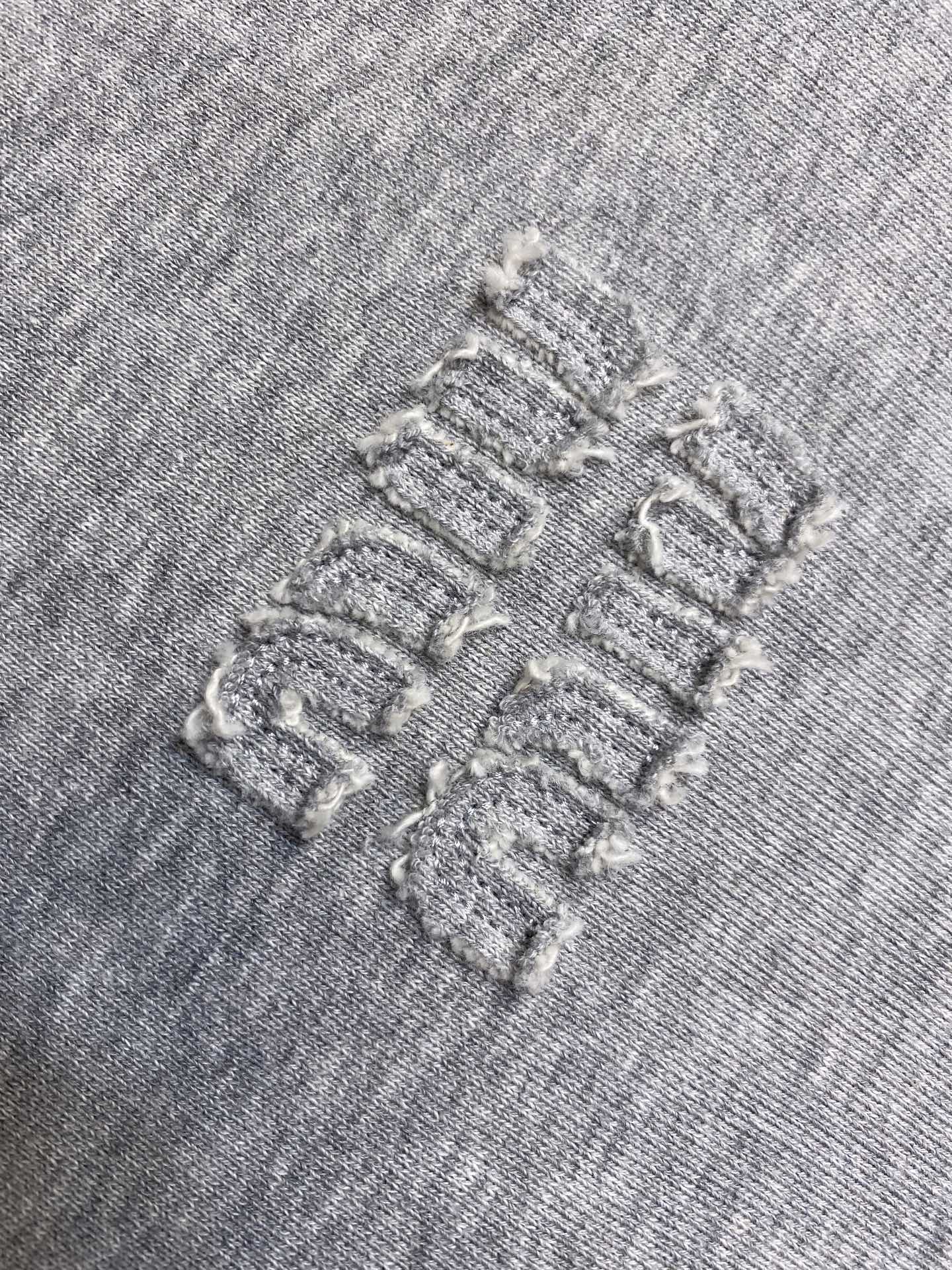 🌟🌟Miu Miu  25FW 双面穿连帽卫衣



针织面采用400g/m²高克重双纱毛圈布，采用双纱