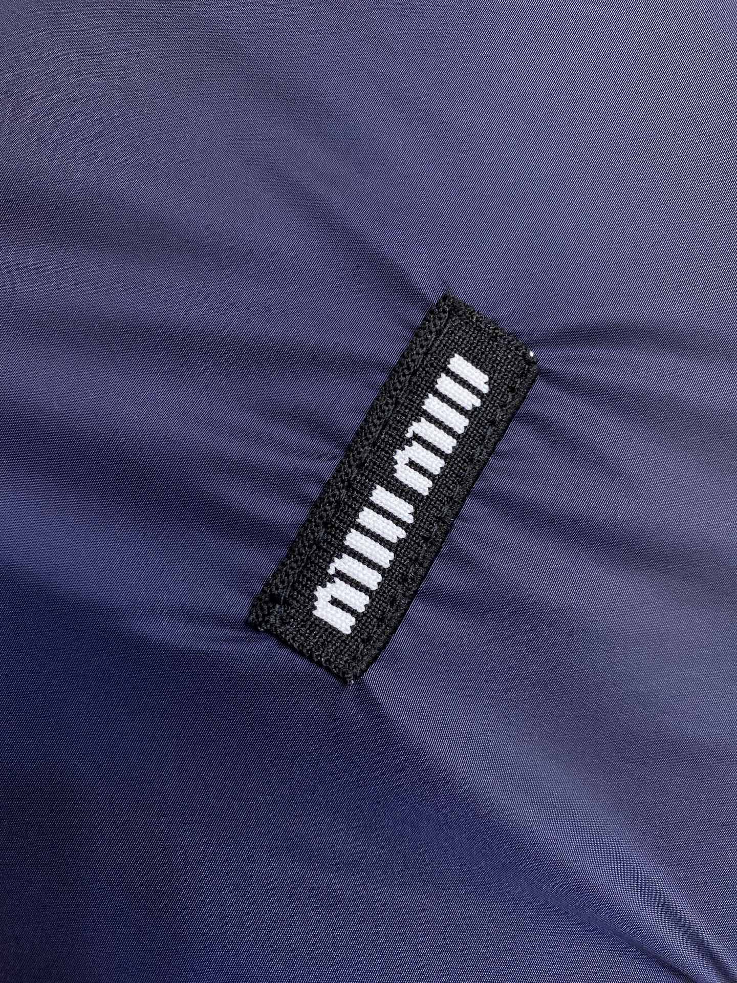 🌟🌟Miu Miu  25FW 双面穿连帽卫衣



针织面采用400g/m²高克重双纱毛圈布，采用双纱