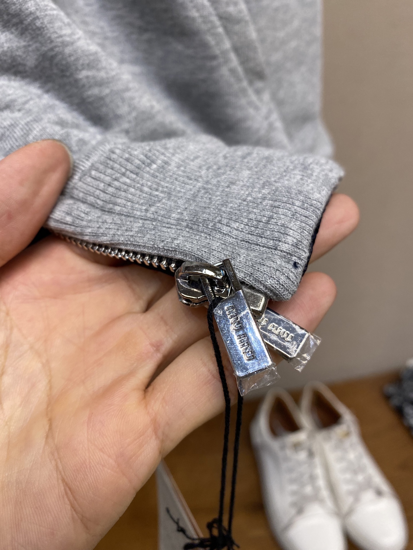 🌟🌟Miu Miu  25FW 双面穿连帽卫衣



针织面采用400g/m²高克重双纱毛圈布，采用双纱