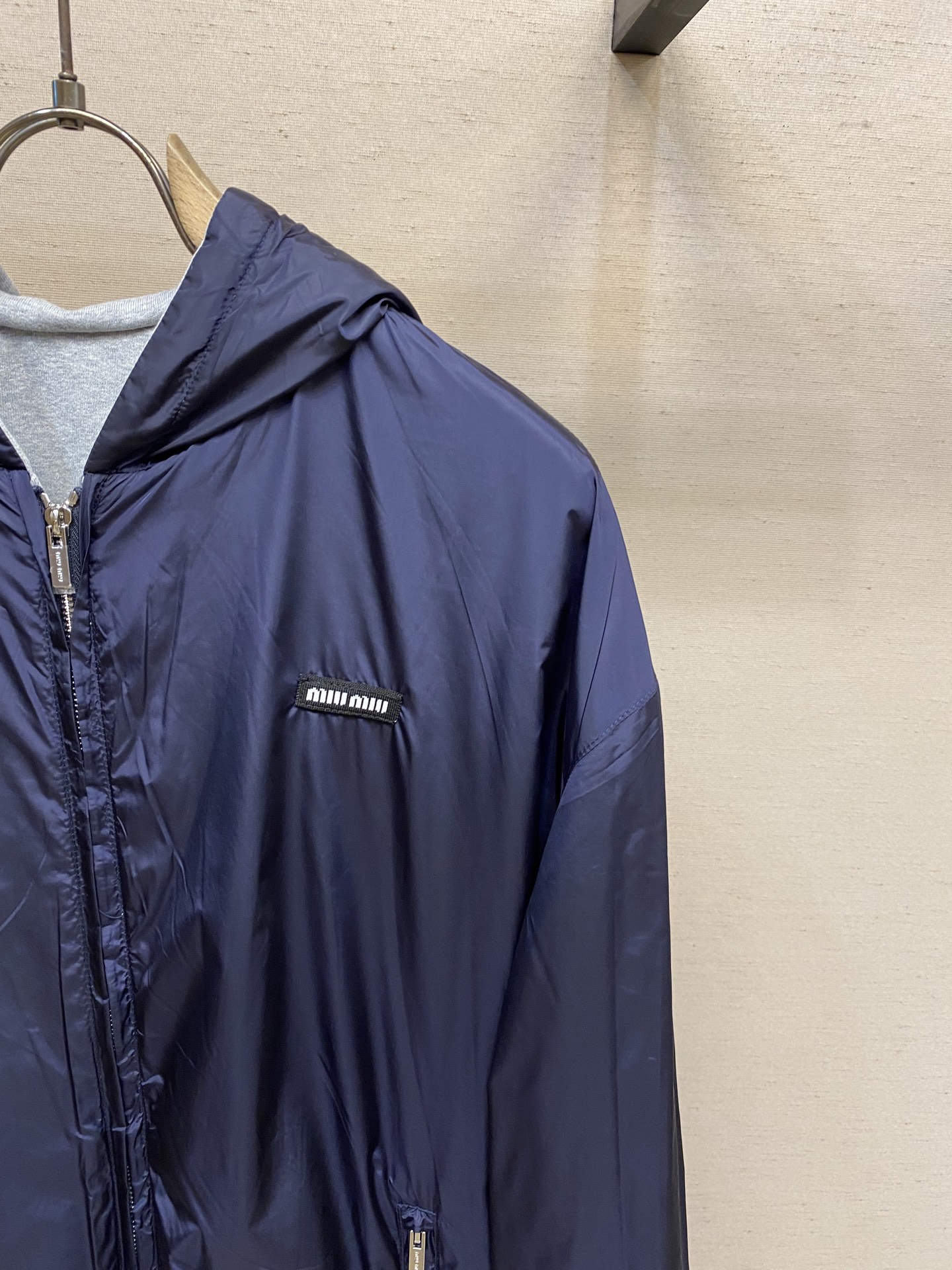 🌟🌟Miu Miu  25FW 双面穿连帽卫衣



针织面采用400g/m²高克重双纱毛圈布，采用双纱