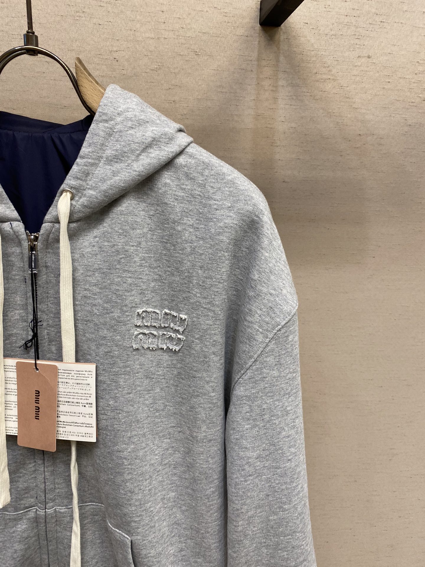 🌟🌟Miu Miu  25FW 双面穿连帽卫衣



针织面采用400g/m²高克重双纱毛圈布，采用双纱