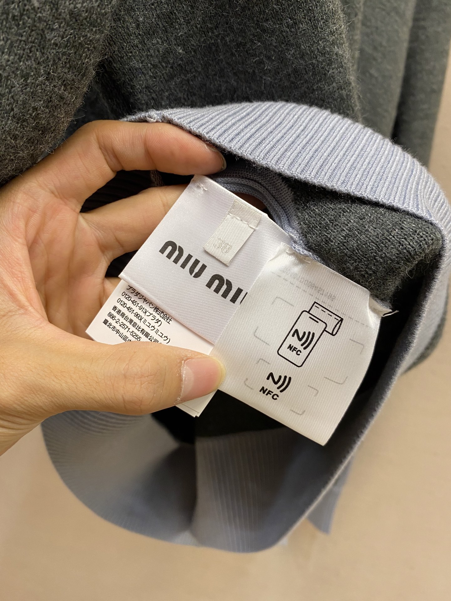 🌟🌟Miu Miu 风格 假两件Polo领毛衣

面料采用：亲肤天丝+精选羊毛+光泽真丝三重质感

大身