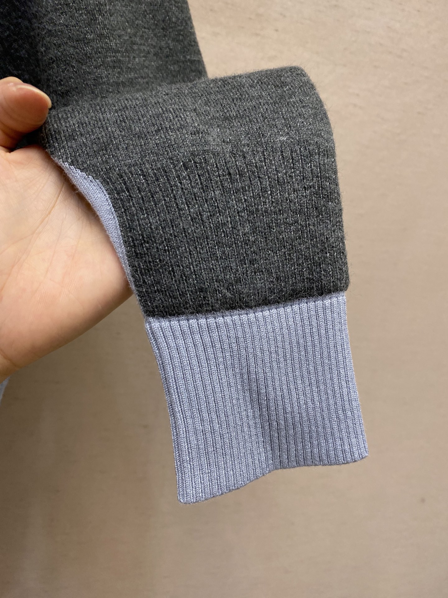 🌟🌟Miu Miu 风格 假两件Polo领毛衣

面料采用：亲肤天丝+精选羊毛+光泽真丝三重质感

大身