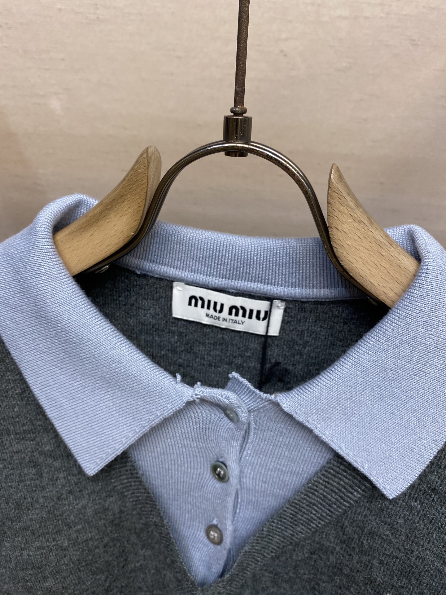 🌟🌟Miu Miu 风格 假两件Polo领毛衣

面料采用：亲肤天丝+精选羊毛+光泽真丝三重质感

大身