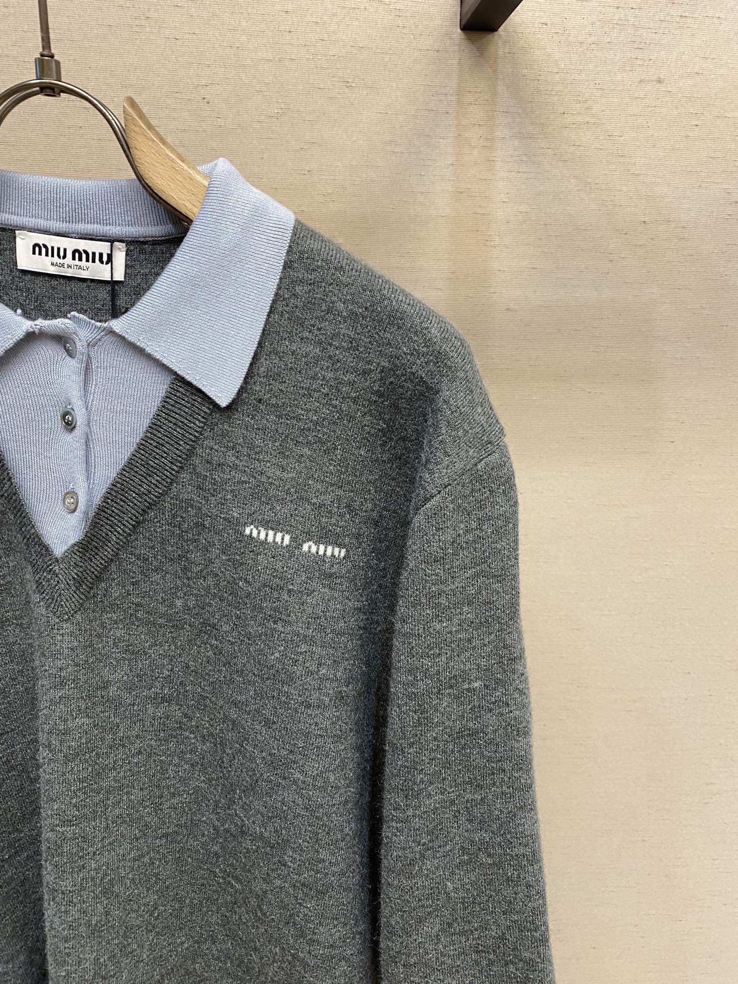 🌟🌟Miu Miu 风格 假两件Polo领毛衣

面料采用：亲肤天丝+精选羊毛+光泽真丝三重质感

大身