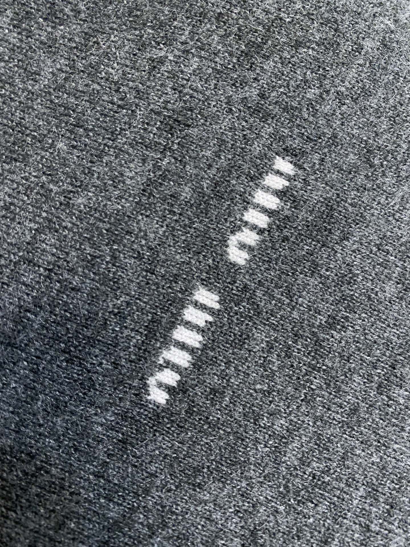 🌟🌟Miu Miu 风格 假两件Polo领毛衣

面料采用：亲肤天丝+精选羊毛+光泽真丝三重质感

大身