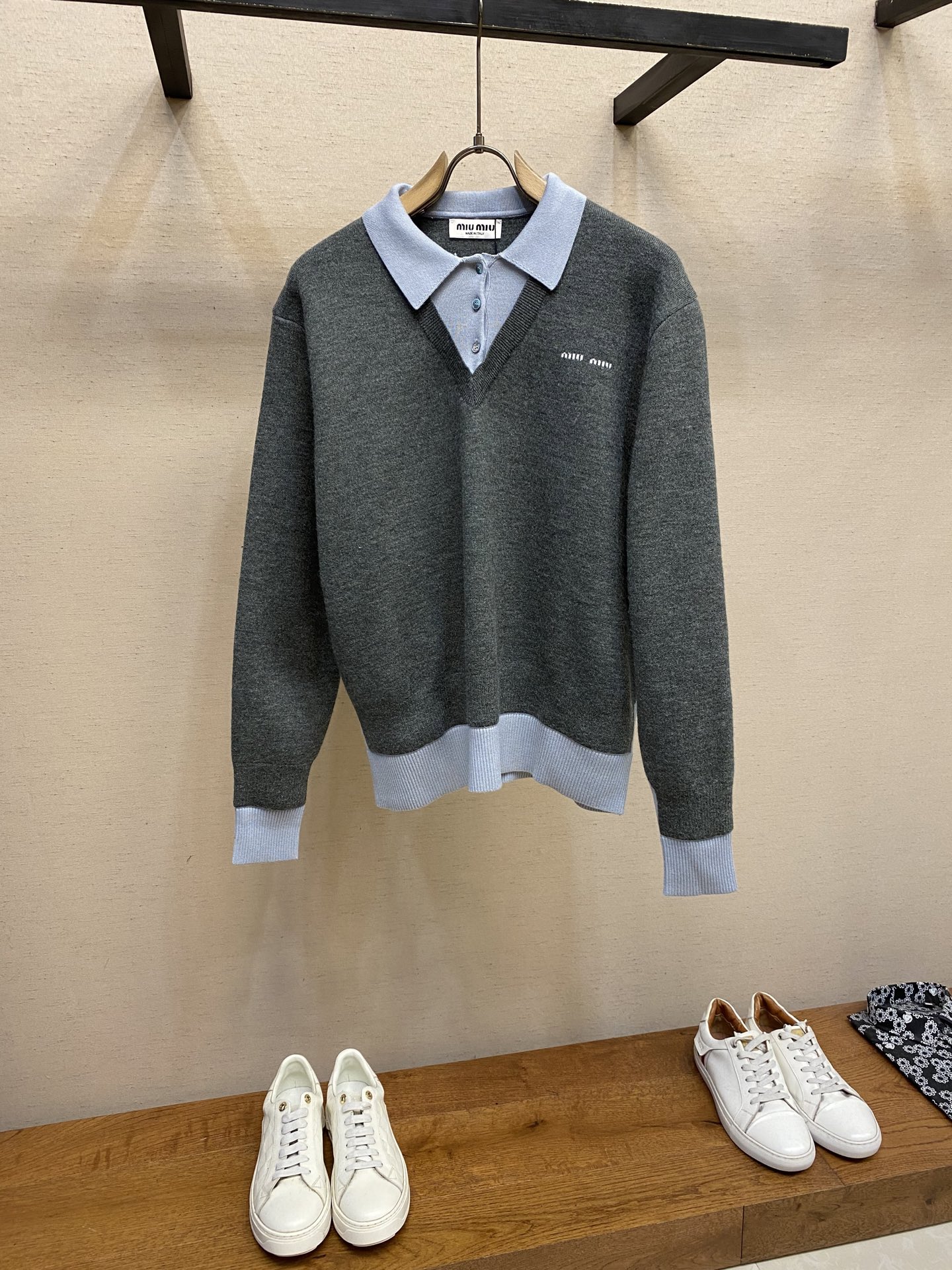 🌟🌟Miu Miu 风格 假两件Polo领毛衣

面料采用：亲肤天丝+精选羊毛+光泽真丝三重质感

大身