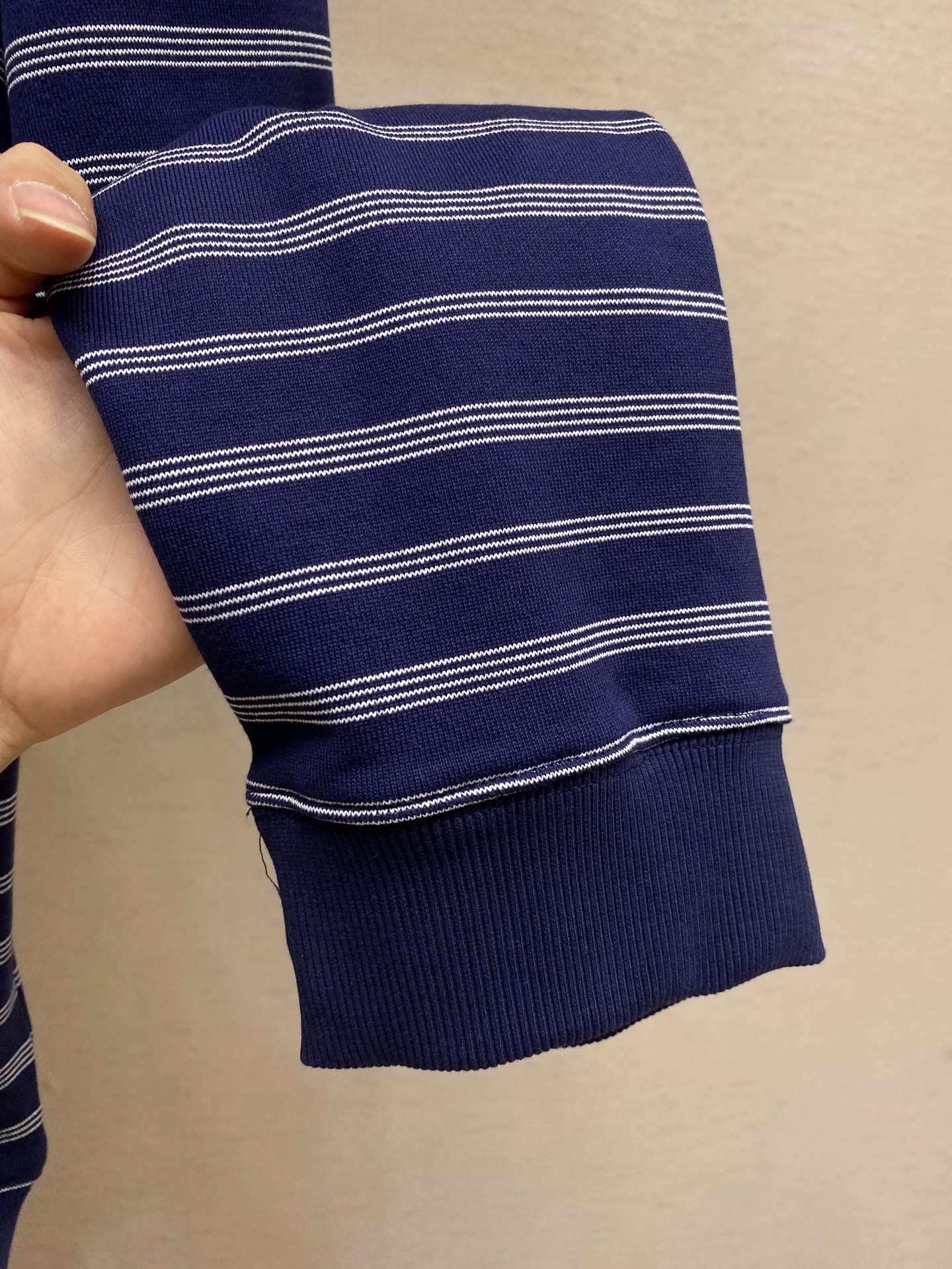 🌟🌟Miu Miu 2025早秋新款藏青色条纹半拉链翻领长袖卫衣
定制高克重面料 拉链半开襟 增加穿搭美