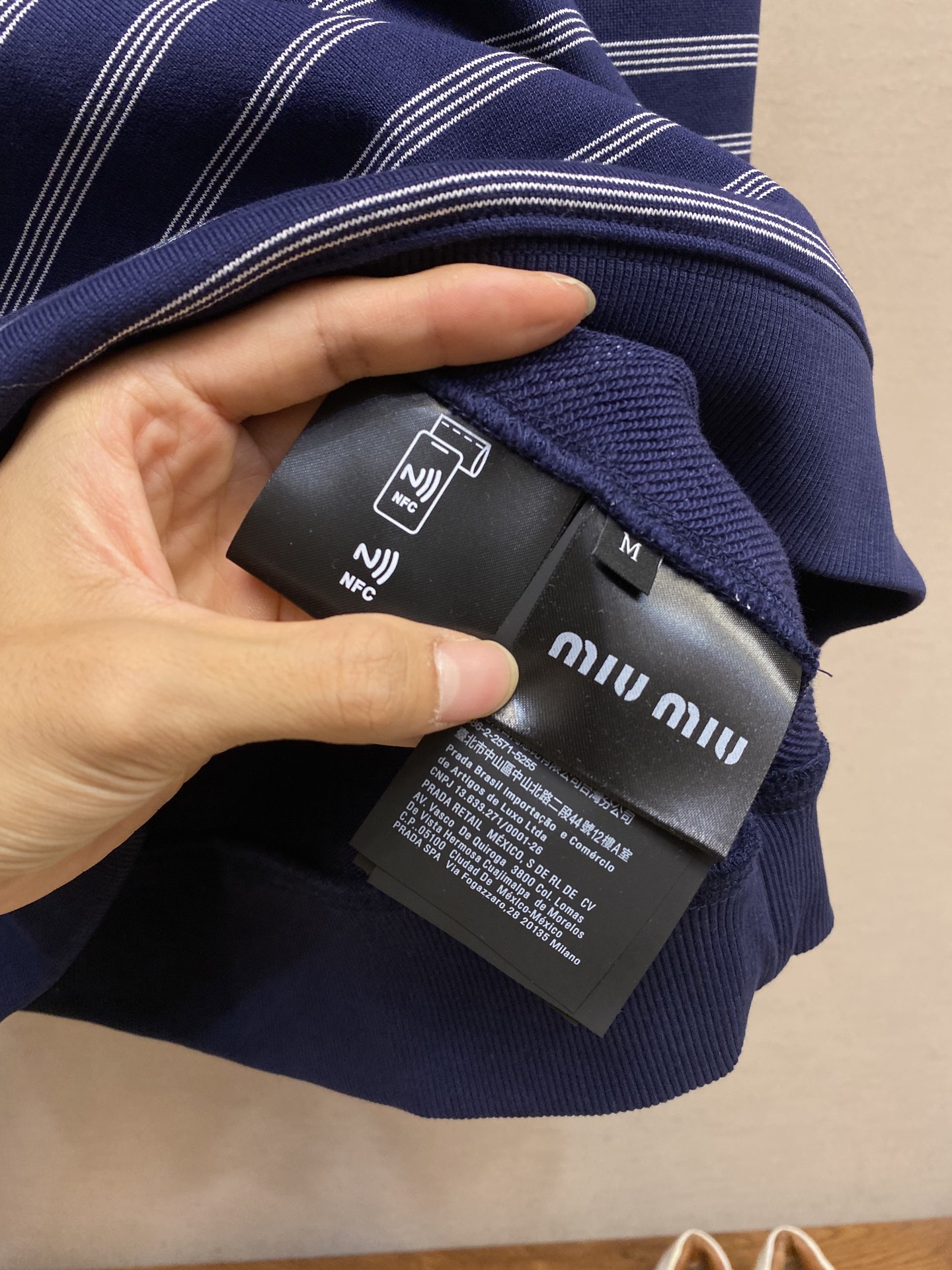 🌟🌟Miu Miu 2025早秋新款藏青色条纹半拉链翻领长袖卫衣
定制高克重面料 拉链半开襟 增加穿搭美