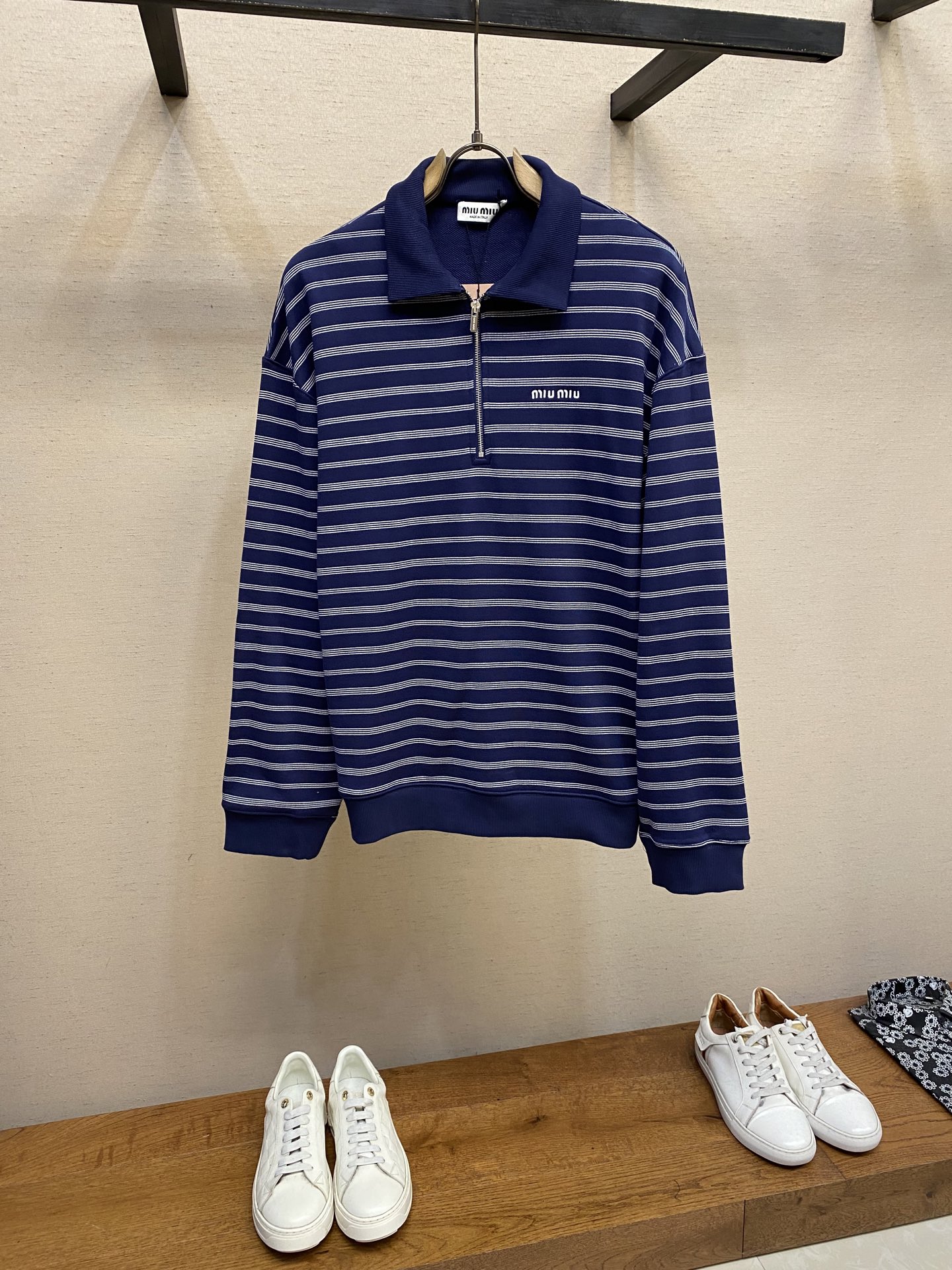 🌟🌟Miu Miu 2025早秋新款藏青色条纹半拉链翻领长袖卫衣
定制高克重面料 拉链半开襟 增加穿搭美