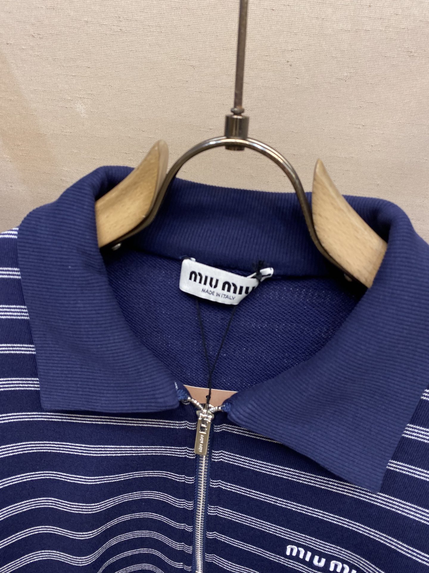 🌟🌟Miu Miu 2025早秋新款藏青色条纹半拉链翻领长袖卫衣
定制高克重面料 拉链半开襟 增加穿搭美