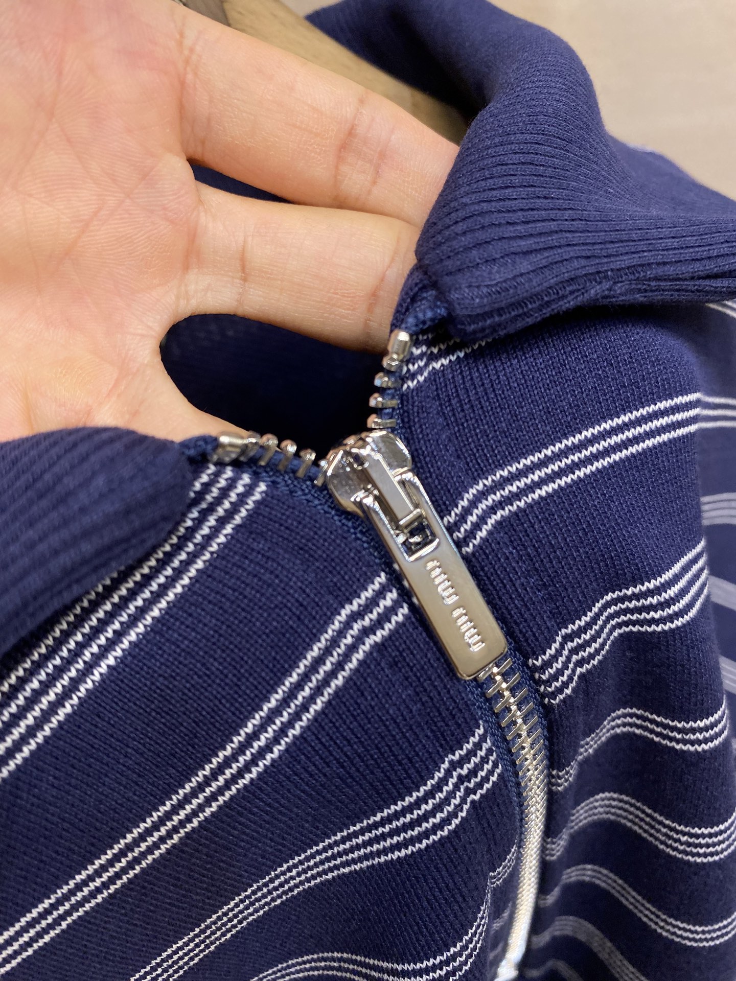 🌟🌟Miu Miu 2025早秋新款藏青色条纹半拉链翻领长袖卫衣
定制高克重面料 拉链半开襟 增加穿搭美