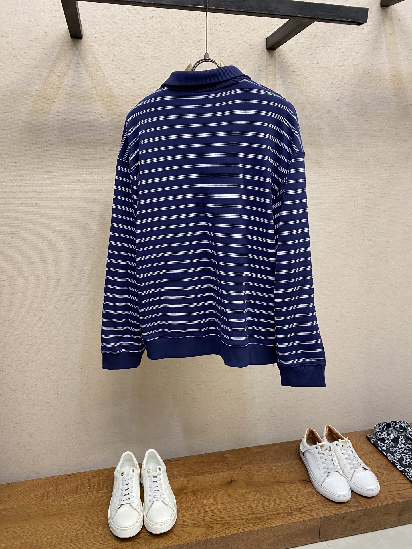 🌟🌟Miu Miu 2025早秋新款藏青色条纹半拉链翻领长袖卫衣
定制高克重面料 拉链半开襟 增加穿搭美