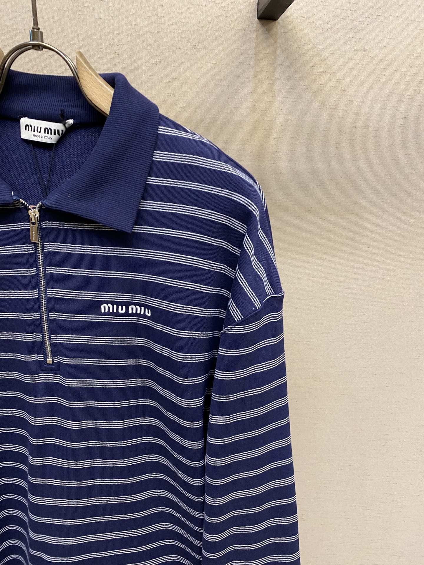 🌟🌟Miu Miu 2025早秋新款藏青色条纹半拉链翻领长袖卫衣
定制高克重面料 拉链半开襟 增加穿搭美