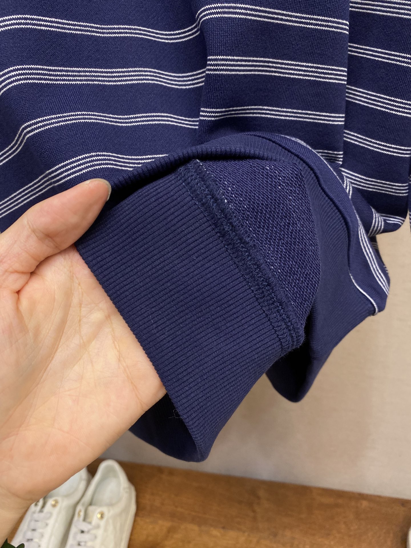 🌟🌟Miu Miu 2025早秋新款藏青色条纹半拉链翻领长袖卫衣
定制高克重面料 拉链半开襟 增加穿搭美