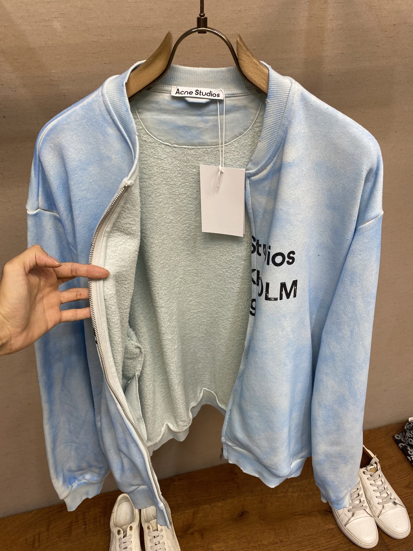 🌟🌟 Acne Studios 1996做旧拉链外套

定织32支400克面料透气性出色历经水洗工艺 然