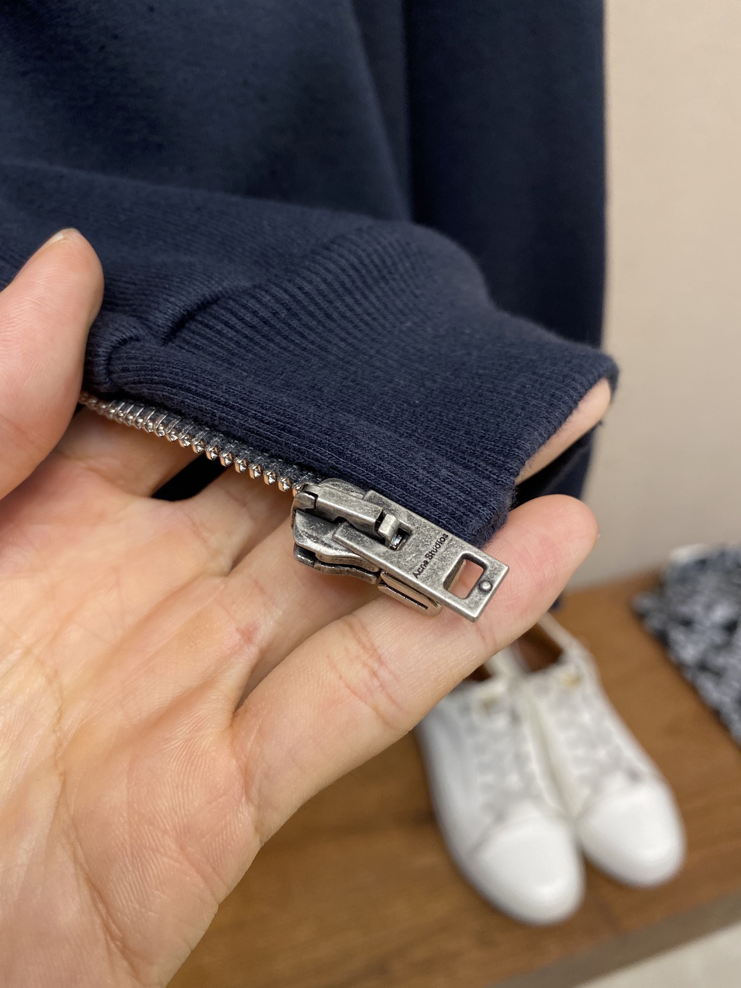 🌟🌟 Acne Studios 1996做旧拉链外套

定织32支400克面料透气性出色历经水洗工艺 然