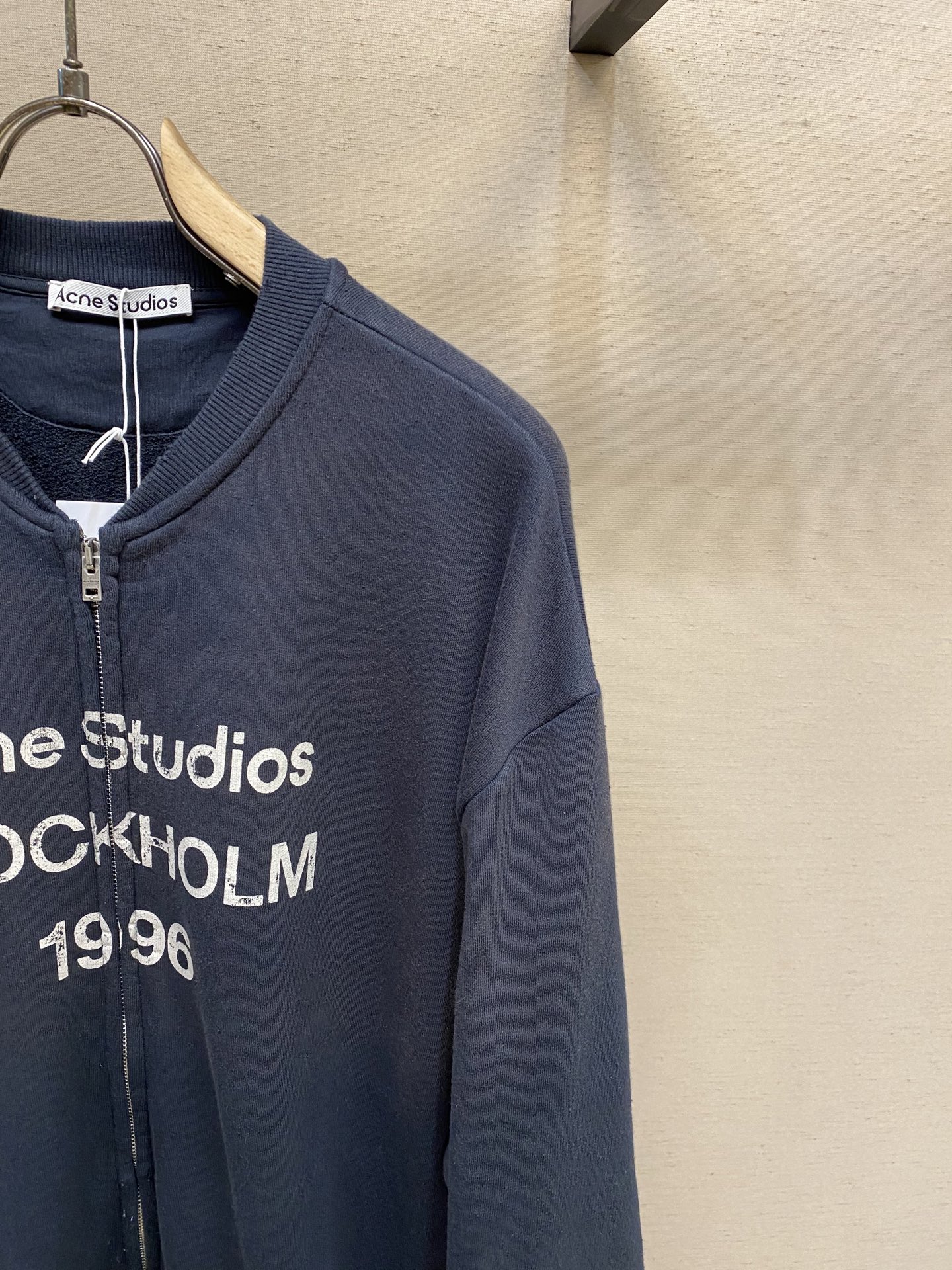 🌟🌟 Acne Studios 1996做旧拉链外套

定织32支400克面料透气性出色历经水洗工艺 然