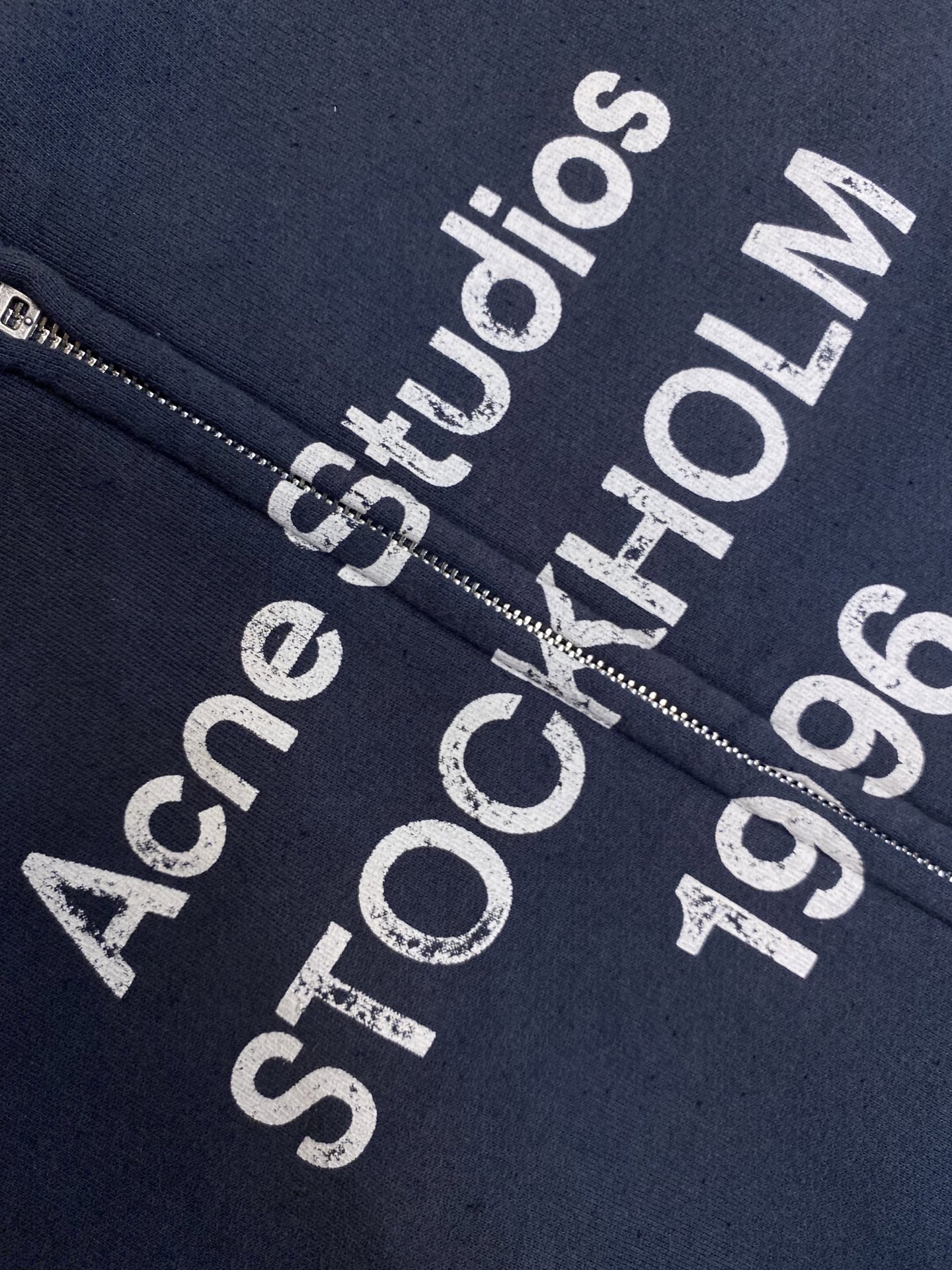 🌟🌟 Acne Studios 1996做旧拉链外套

定织32支400克面料透气性出色历经水洗工艺 然