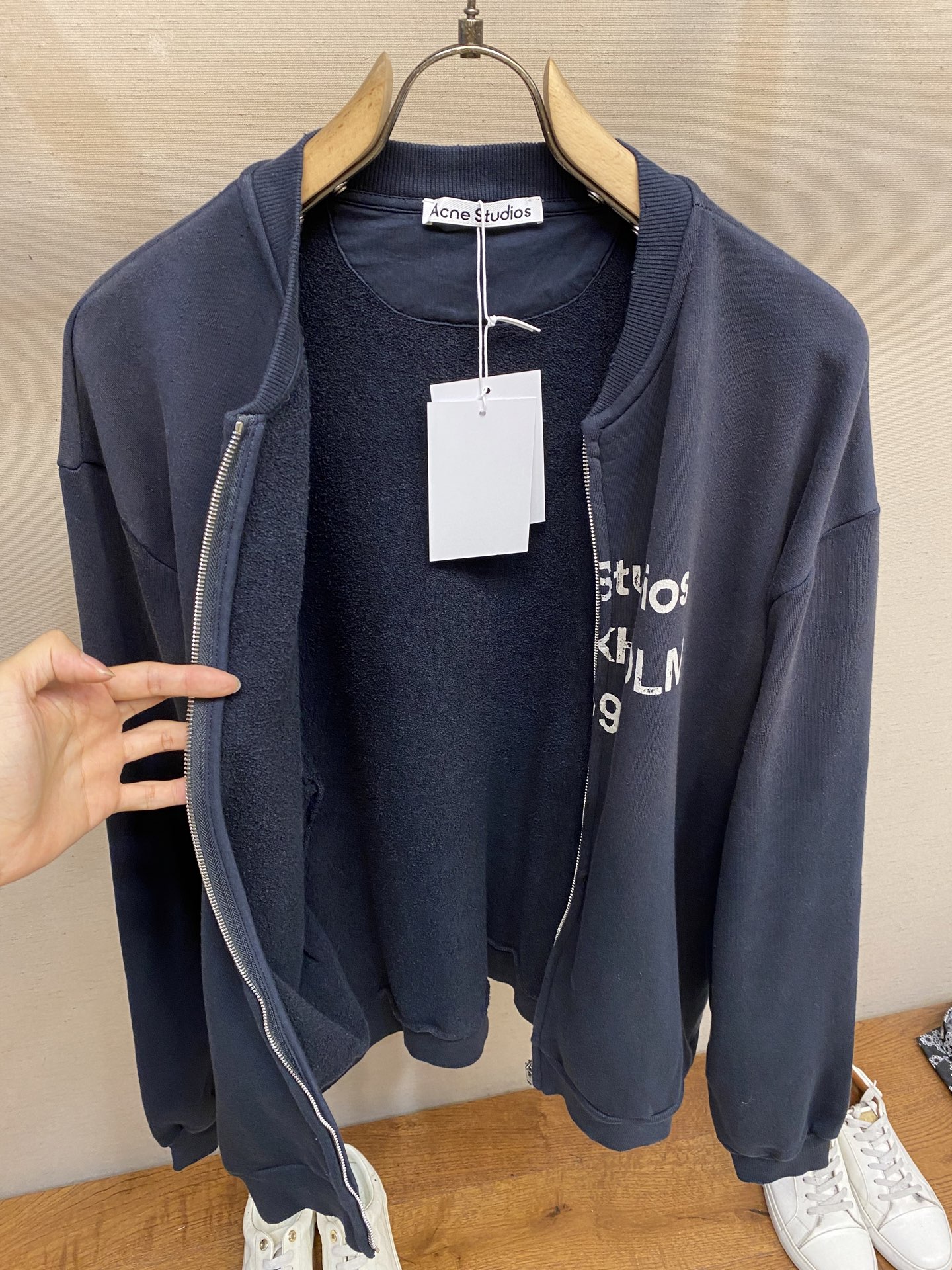 🌟🌟 Acne Studios 1996做旧拉链外套

定织32支400克面料透气性出色历经水洗工艺 然