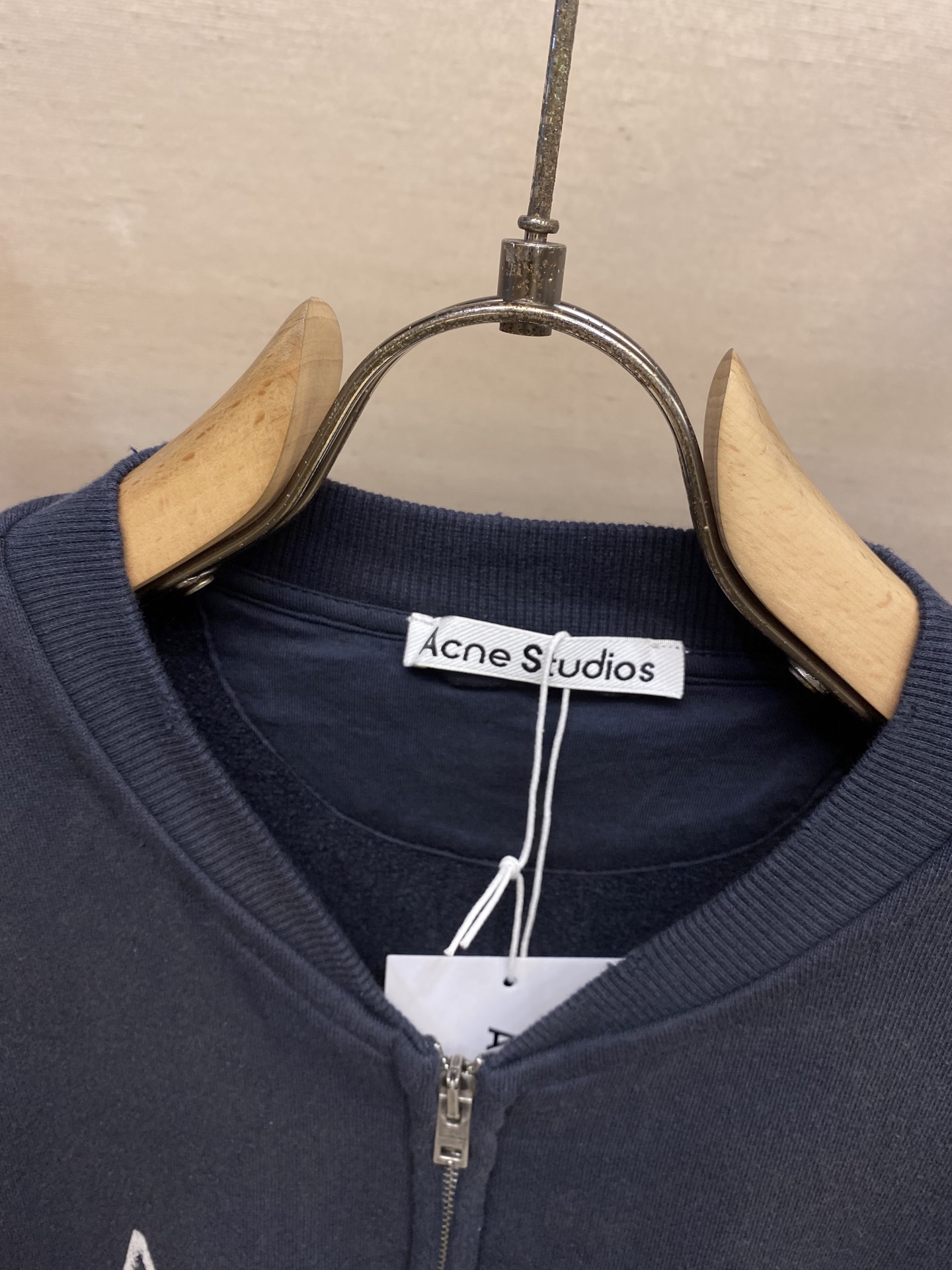 🌟🌟 Acne Studios 1996做旧拉链外套

定织32支400克面料透气性出色历经水洗工艺 然