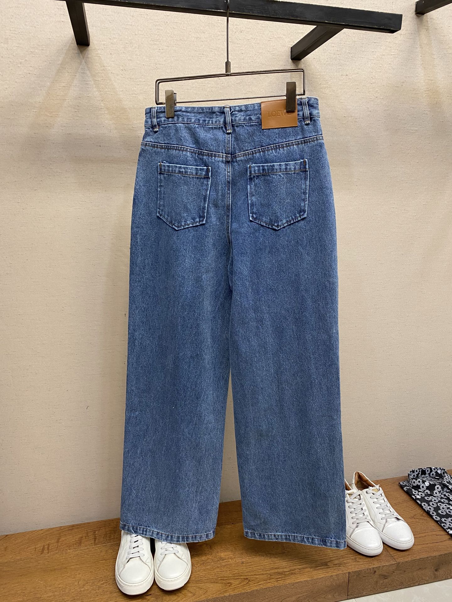 🌟🌟Loewe、刺绣洗水做旧牛仔长裤



面料：采用12盎7*7斜纹牛仔面料，成衣洗水后克重约为420