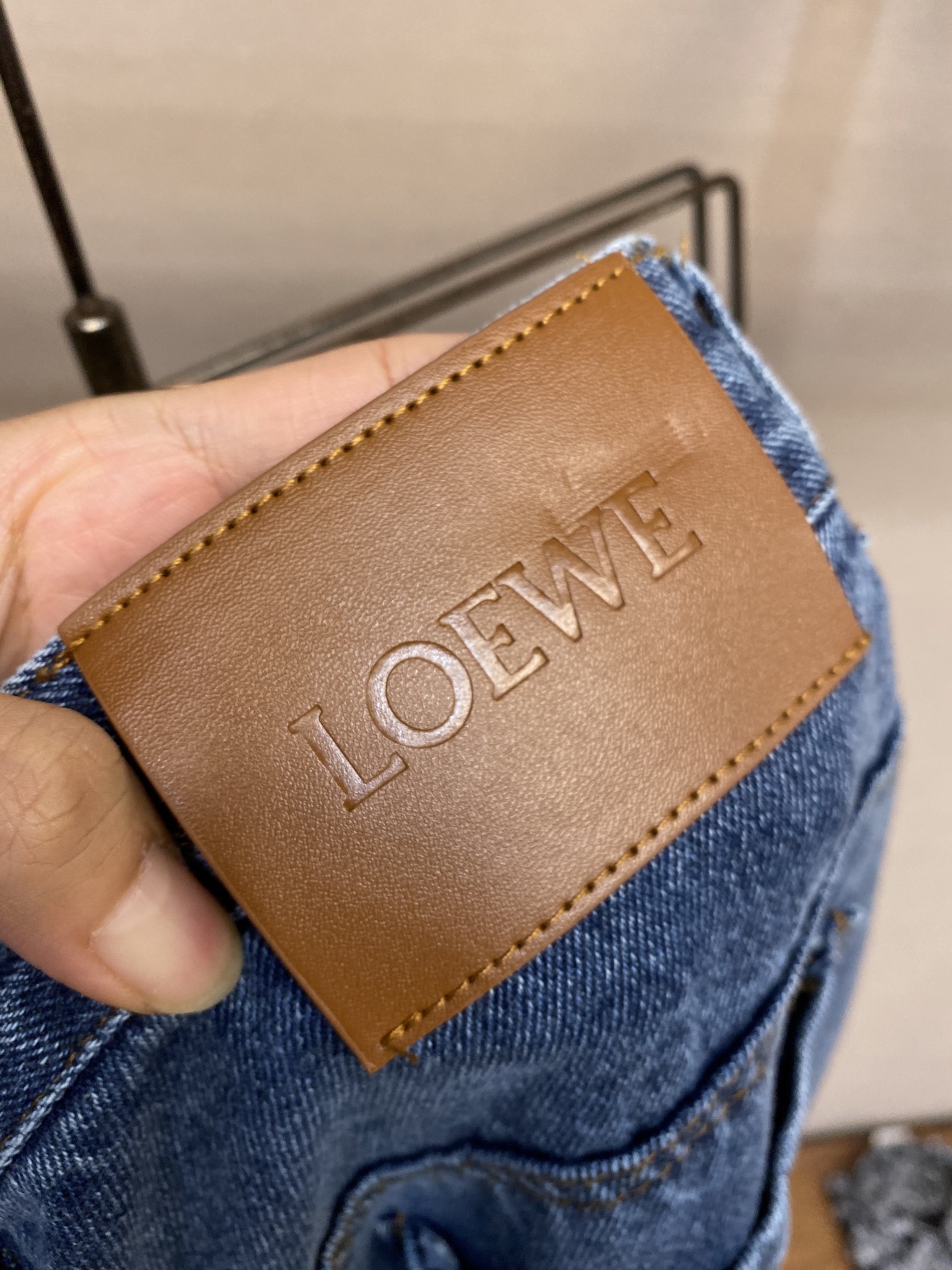 🌟🌟Loewe、刺绣洗水做旧牛仔长裤



面料：采用12盎7*7斜纹牛仔面料，成衣洗水后克重约为420