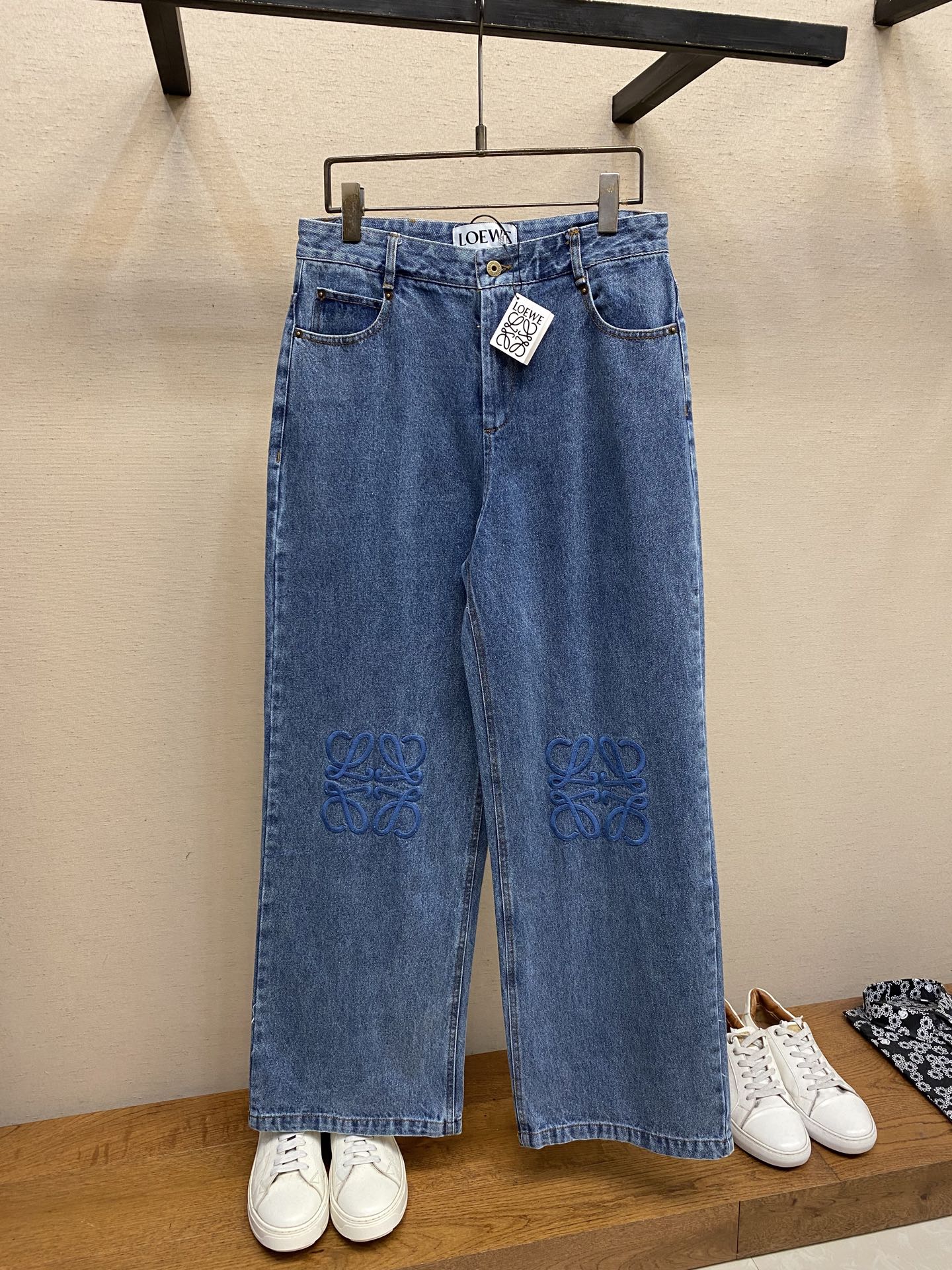 🌟🌟Loewe、刺绣洗水做旧牛仔长裤



面料：采用12盎7*7斜纹牛仔面料，成衣洗水后克重约为420
