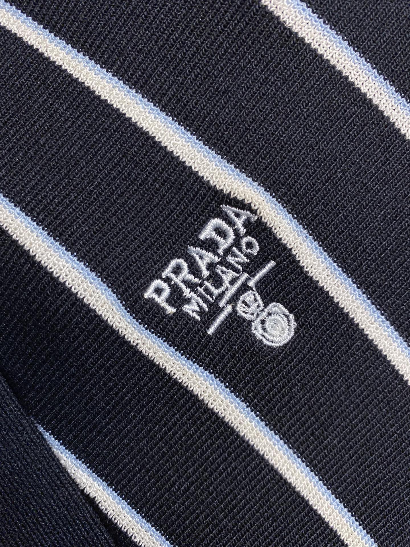 🌟🌟Prada，条纹提花刺绣开衫



面料：采用羊毛搭配多种毛料混纺，面料版型立体带有高弹毛纱。上身效