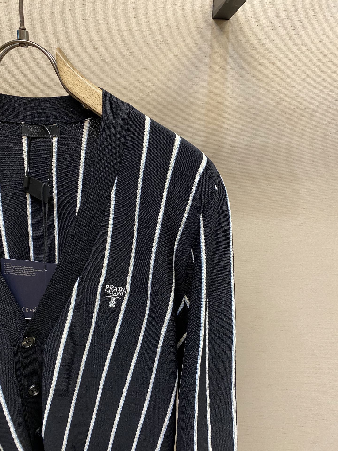 🌟🌟Prada，条纹提花刺绣开衫



面料：采用羊毛搭配多种毛料混纺，面料版型立体带有高弹毛纱。上身效