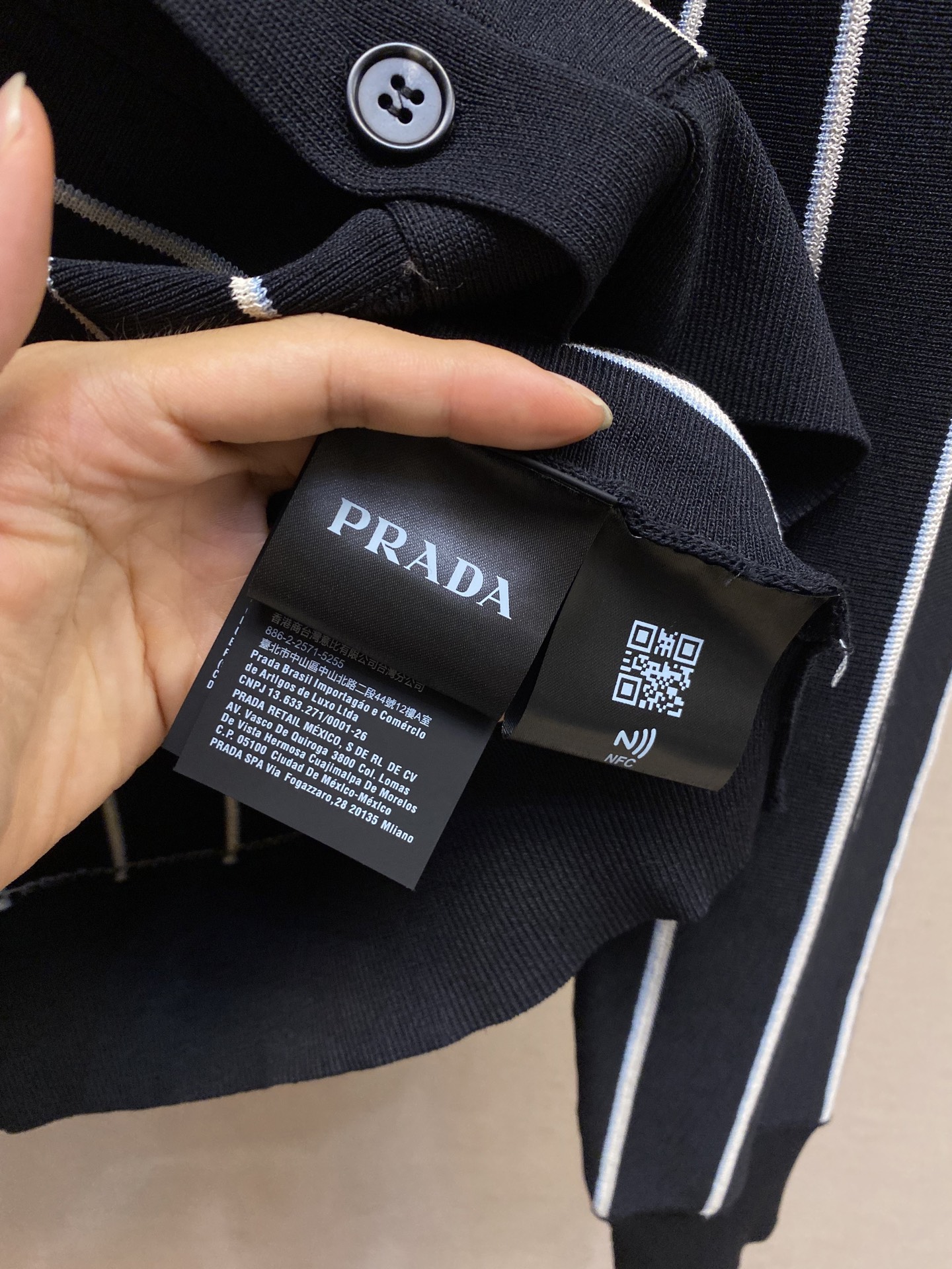 🌟🌟Prada，条纹提花刺绣开衫



面料：采用羊毛搭配多种毛料混纺，面料版型立体带有高弹毛纱。上身效