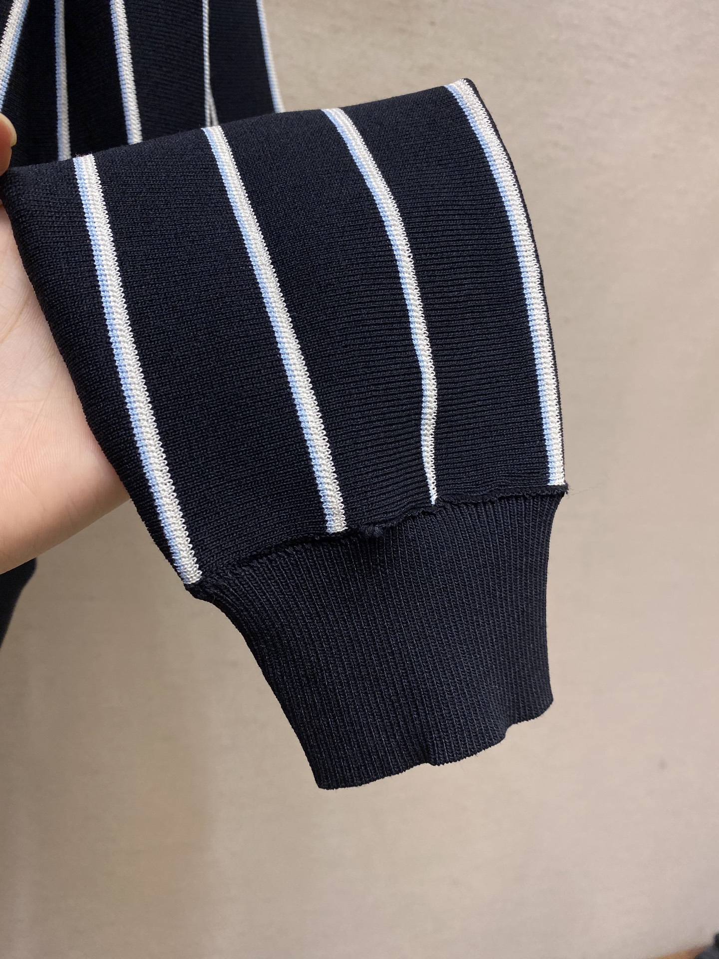 🌟🌟Prada，条纹提花刺绣开衫



面料：采用羊毛搭配多种毛料混纺，面料版型立体带有高弹毛纱。上身效