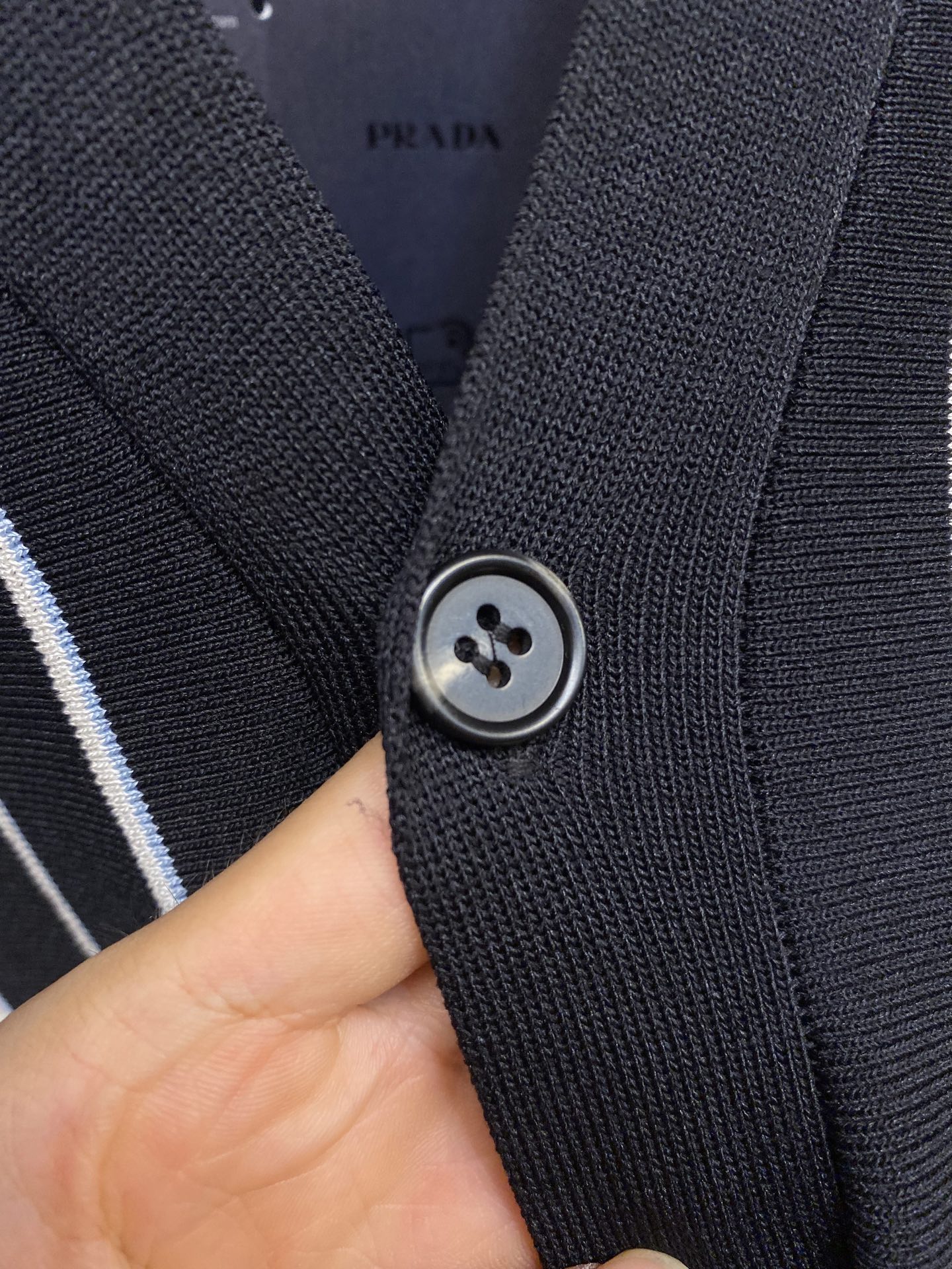 🌟🌟Prada，条纹提花刺绣开衫



面料：采用羊毛搭配多种毛料混纺，面料版型立体带有高弹毛纱。上身效