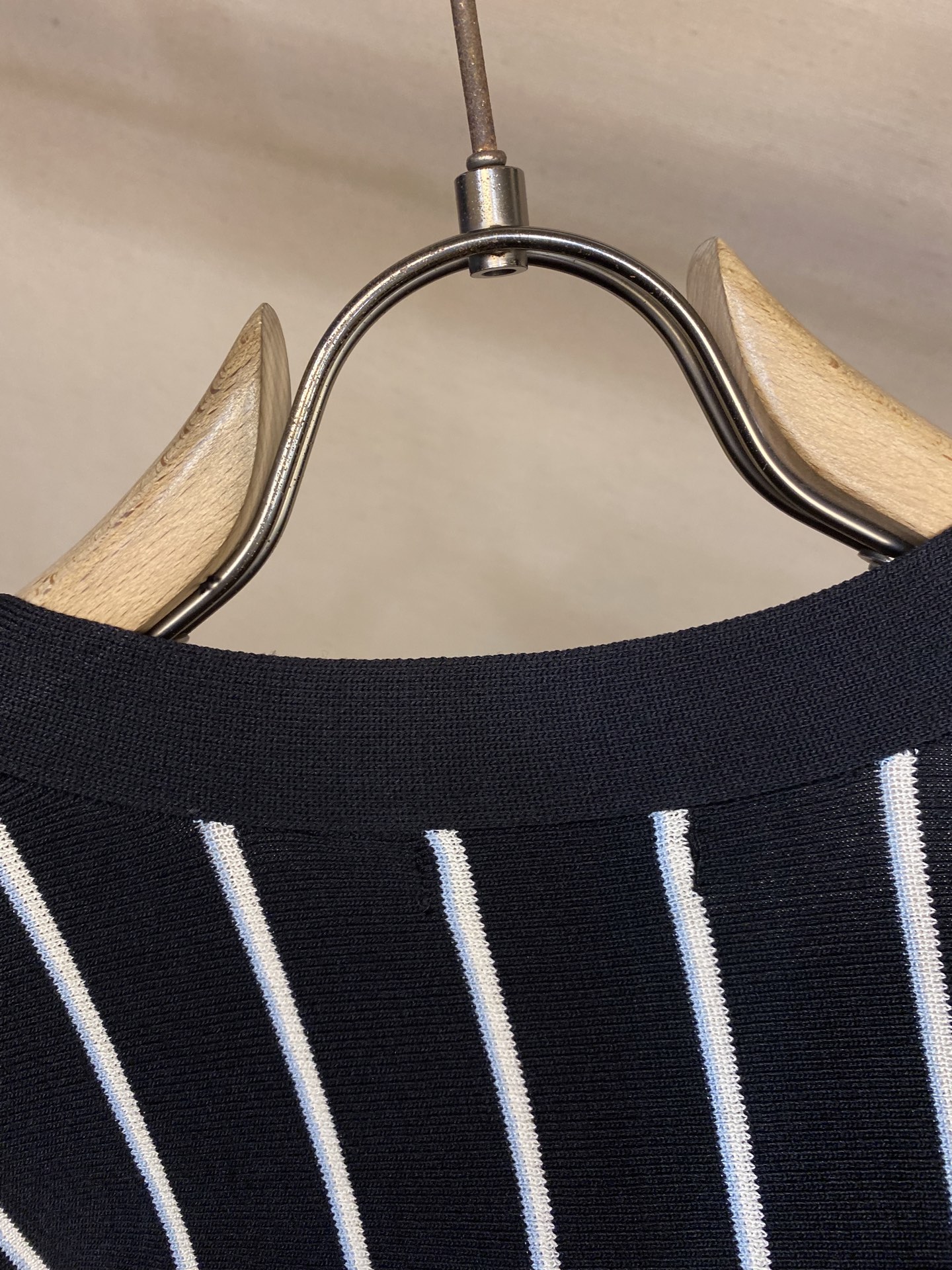 🌟🌟Prada，条纹提花刺绣开衫



面料：采用羊毛搭配多种毛料混纺，面料版型立体带有高弹毛纱。上身效