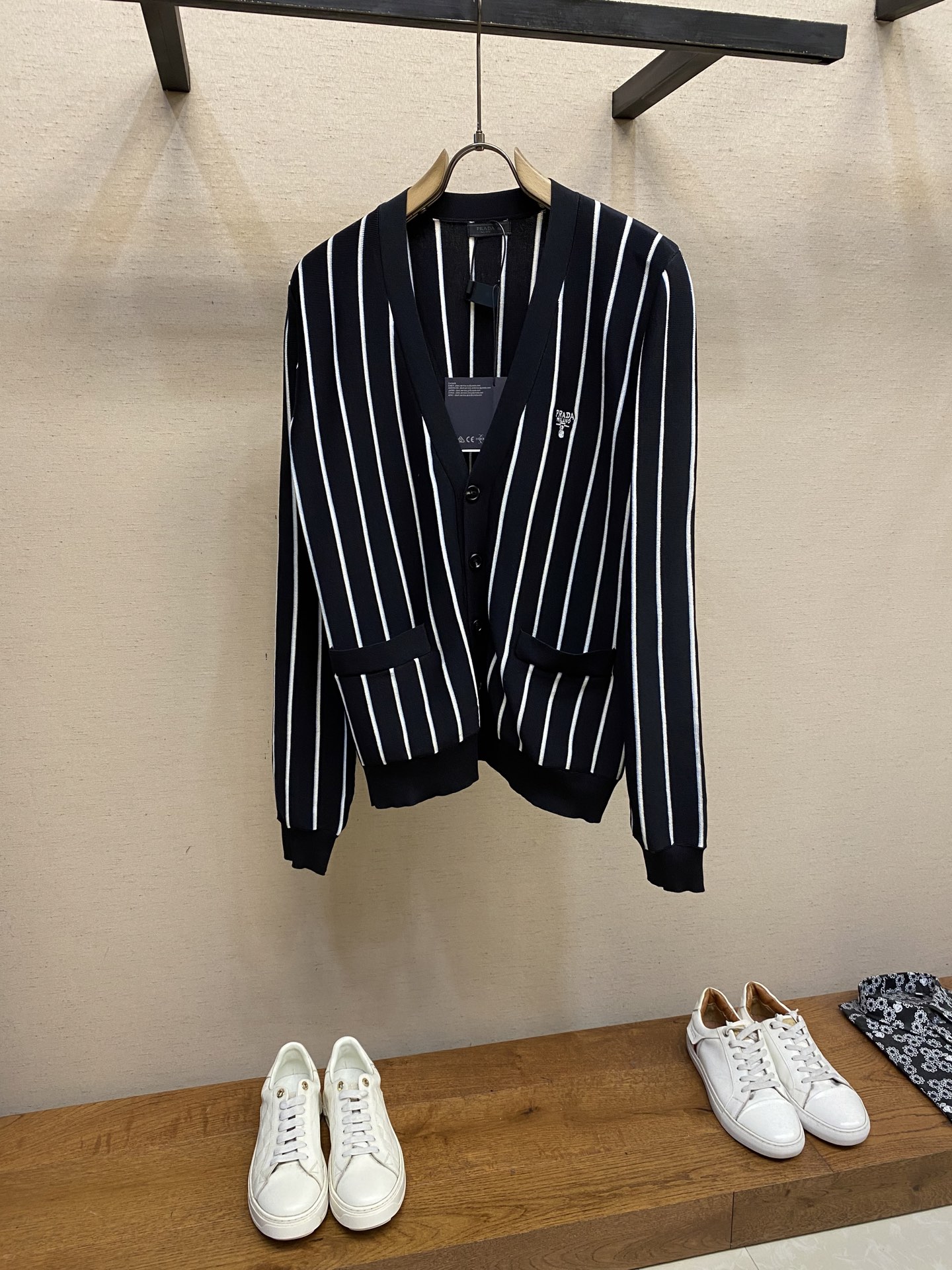 🌟🌟Prada，条纹提花刺绣开衫



面料：采用羊毛搭配多种毛料混纺，面料版型立体带有高弹毛纱。上身效